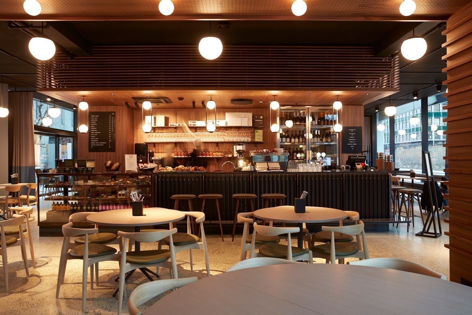 Hyggelig kaffebar med et rikholdig utvalg av grab’n go Galleribilde