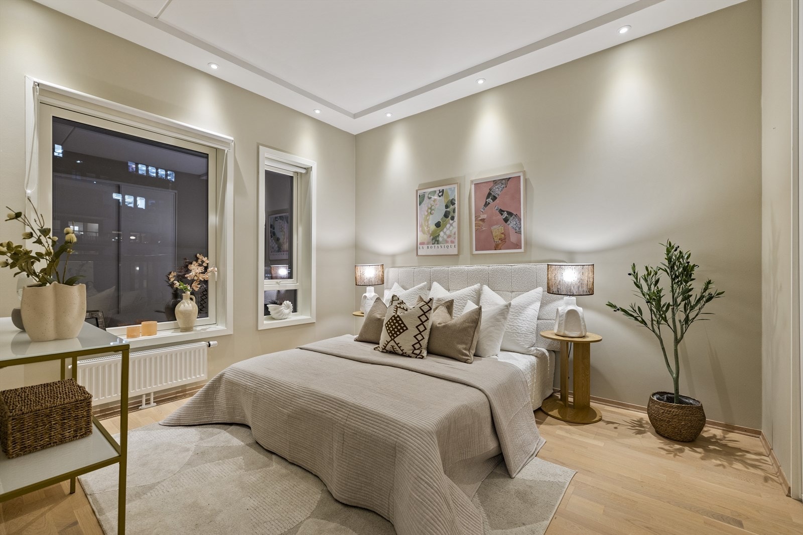 Romslig hovedsoverom med god plass til dobbeltseng, nattbord og kommodeplass Galleribilde