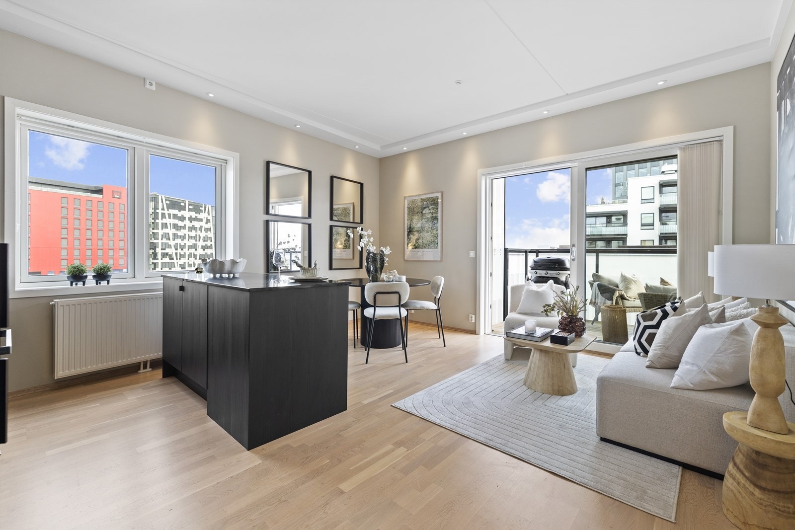 Lys og innbydende stue i åpen løsning til kjøkkenet Galleribilde