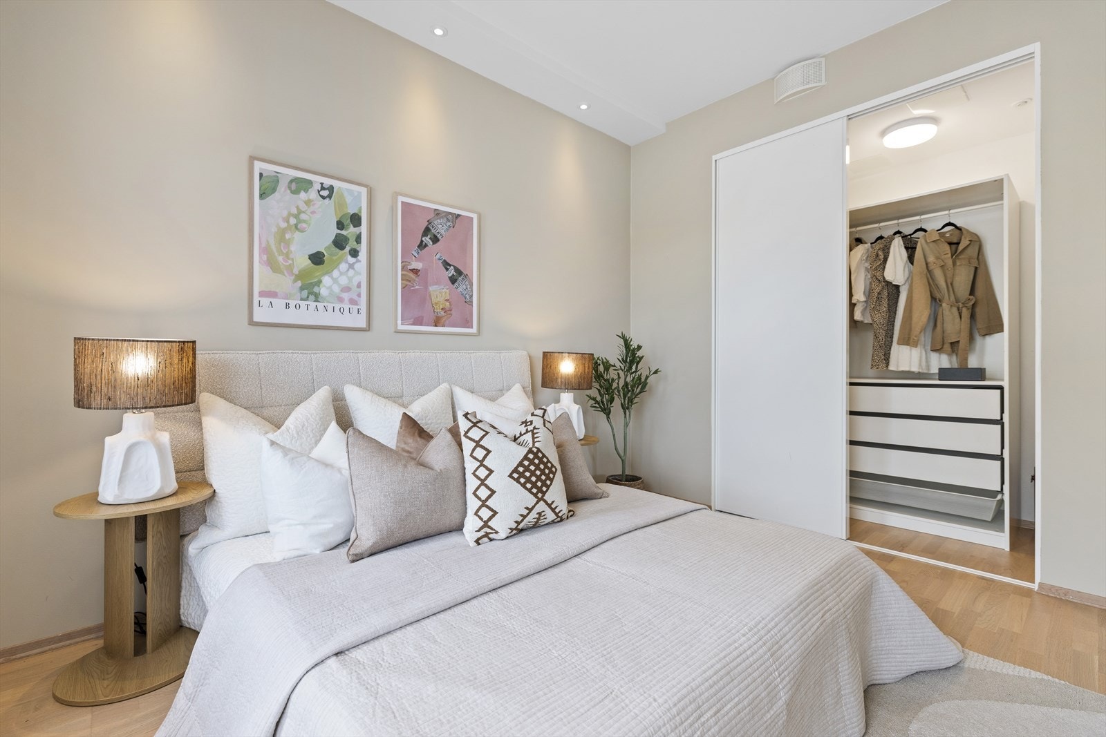 Soverommet har en smart løsning med et omkledningsrom som passer bra for oppbevaring av klær og som frigjør plass på soverommet Galleribilde