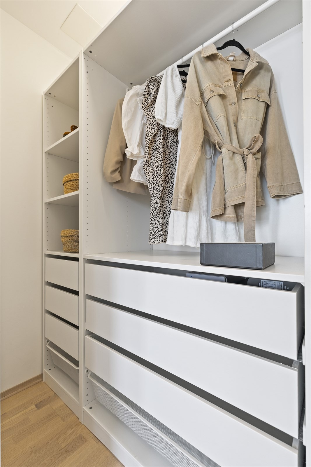 Godt med oppbevaringsplass fra plassbygd garderobe Galleribilde