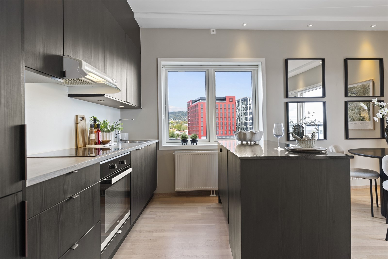 Kjøkkenet er godt utstyrt med integrert induksjonstopp, stekeovn og kombinert kjøl-/fryseskap. Galleribilde