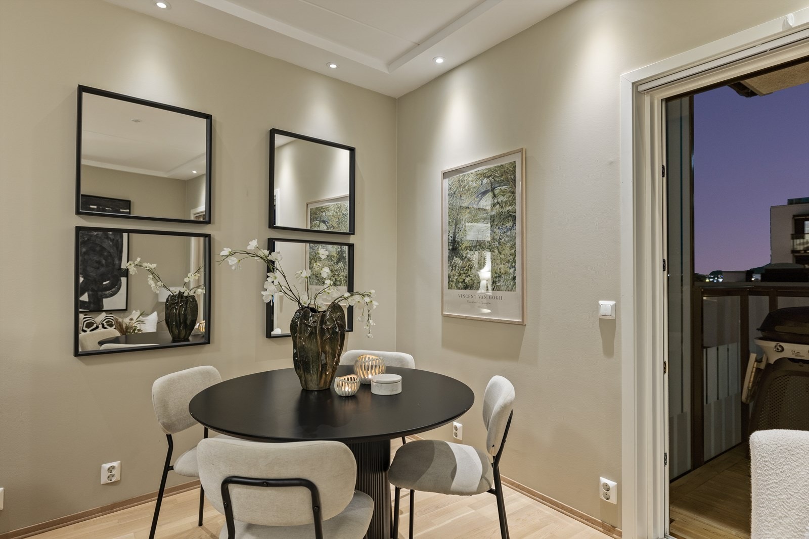 God plass til å innrede med spisebord Galleribilde