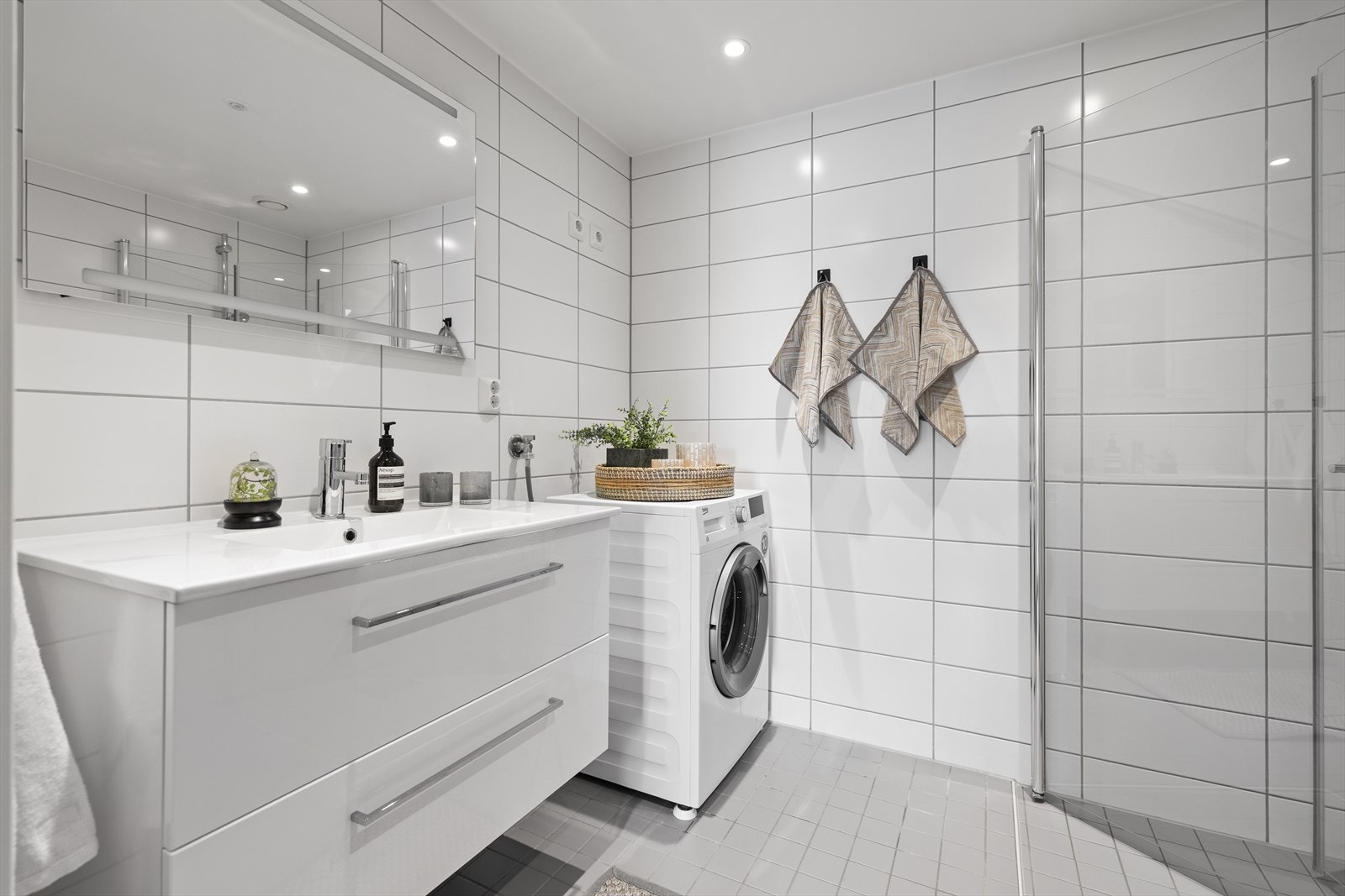 Praktisk opplegg for vaskemaskin og tørketrommel gjør hverdagen enklere. Galleribilde