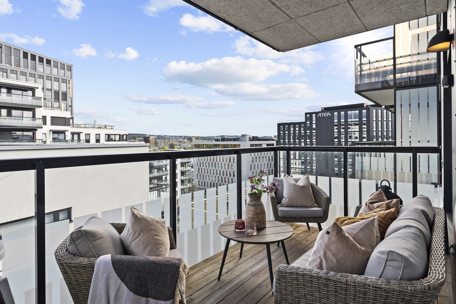 Balkongen vender mot øst og har gode solforhold på morgenen og formiddagen Galleribilde