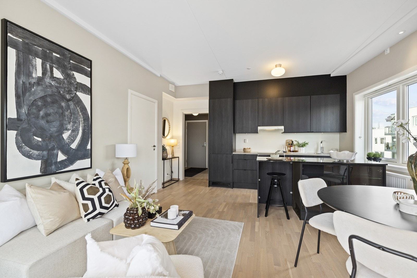 Den åpne stue/kjøkken løsningen gir en moderne og sosial planløsning. Kjøkkenøyen har nisje til vinskap om ønskelig Galleribilde