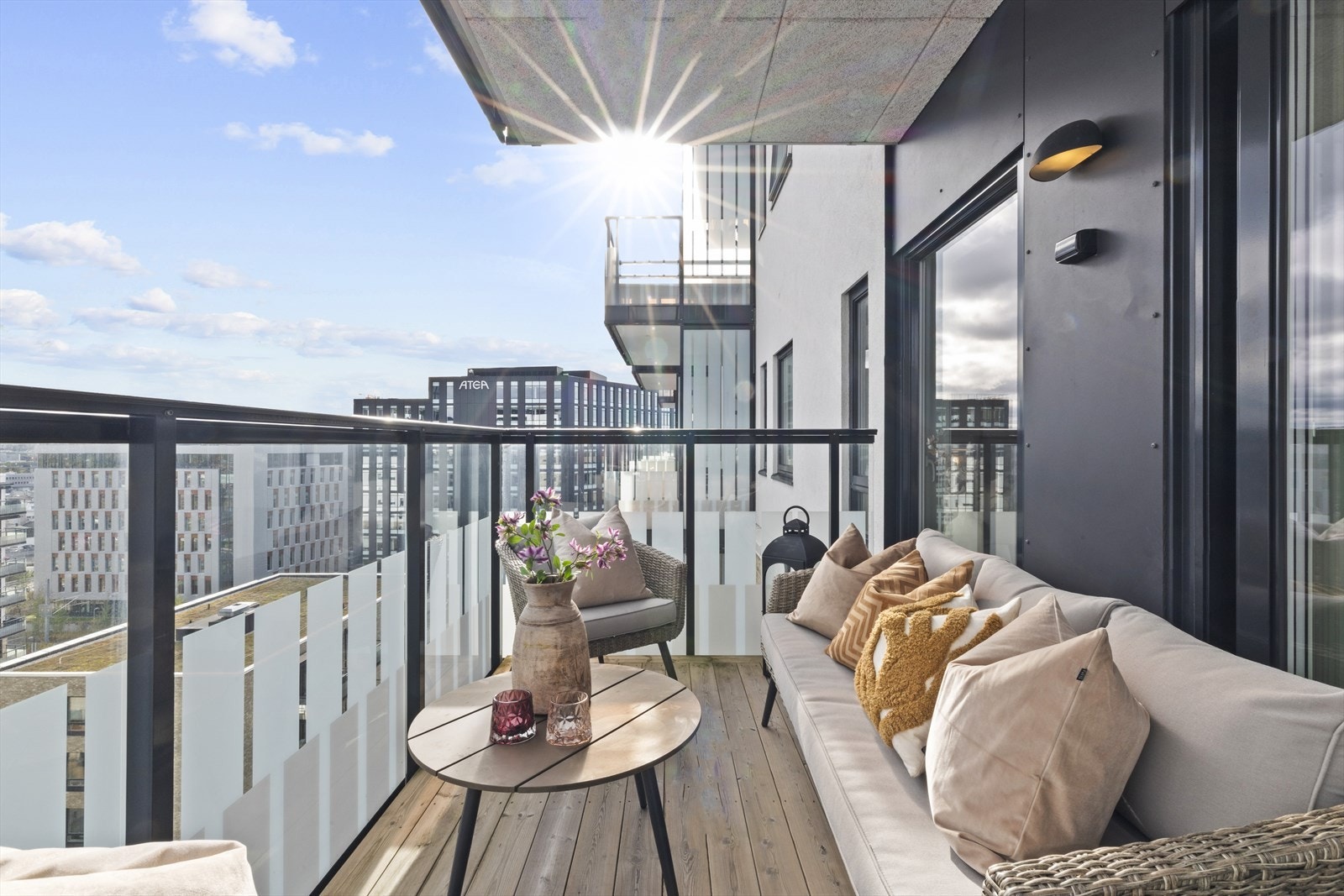 Med direkte utgang fra stuen har man en balkong på hele 9 kvm med flott utsikt Galleribilde