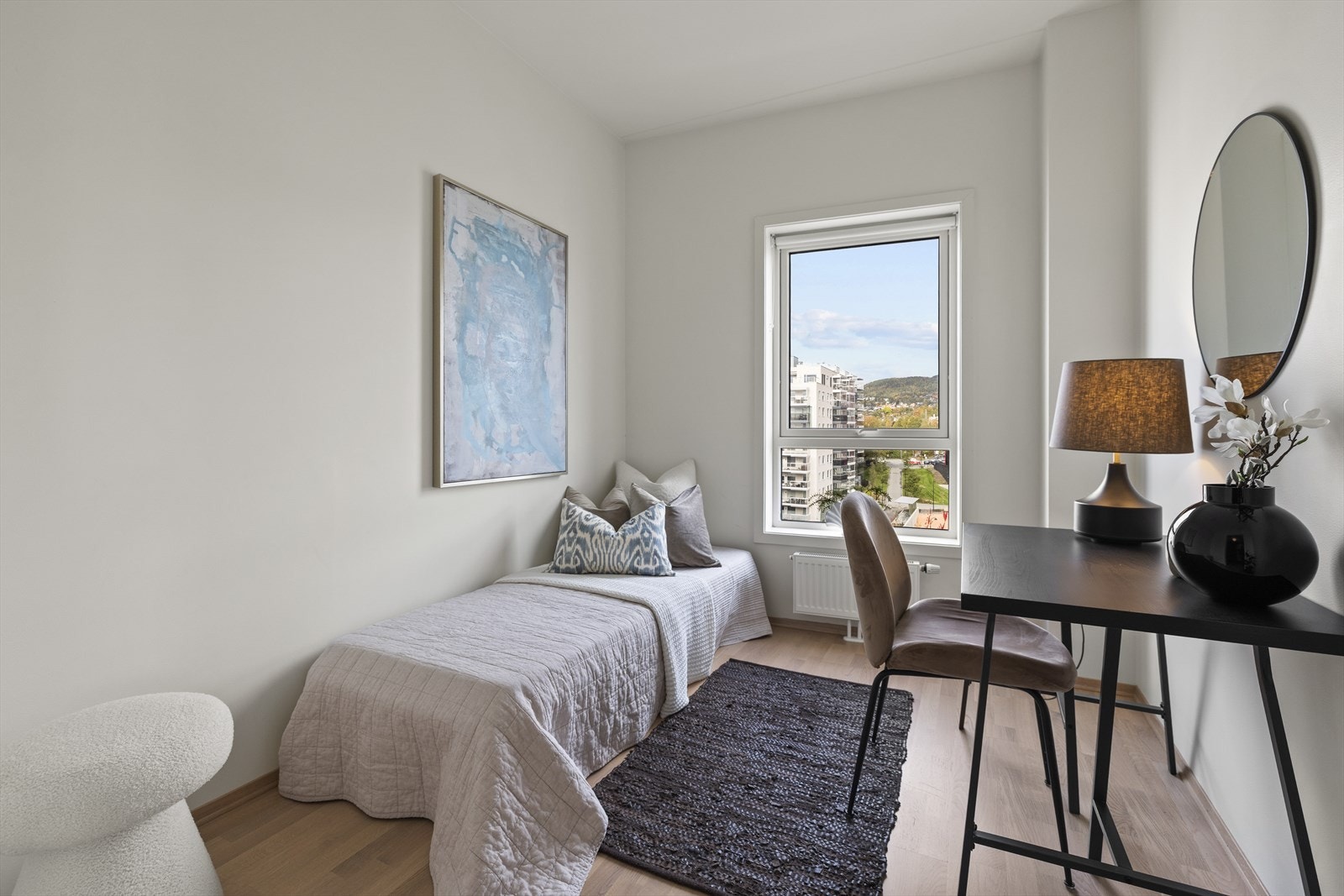 Soverom 2 er også av god størrelse med plass til dobbeltseng, eller en enkeltseng og kontorløsning som illustrert på bilde Galleribilde