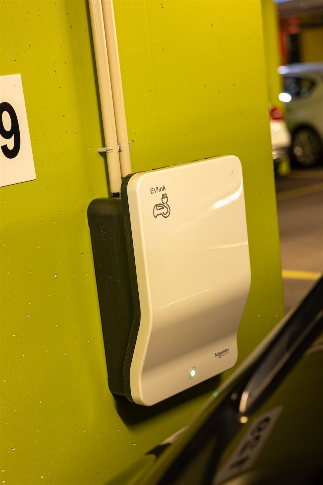 Det er montert lader på plassen. Galleribilde