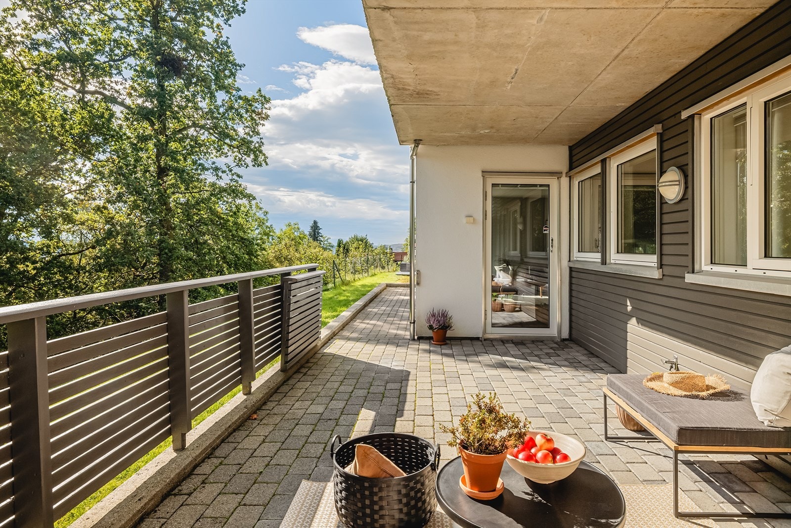 Terrassen har belegningsstein og gode solforhold - perfekt for både morgenkaffen, utemøbler og små sammenkomster. Galleribilde