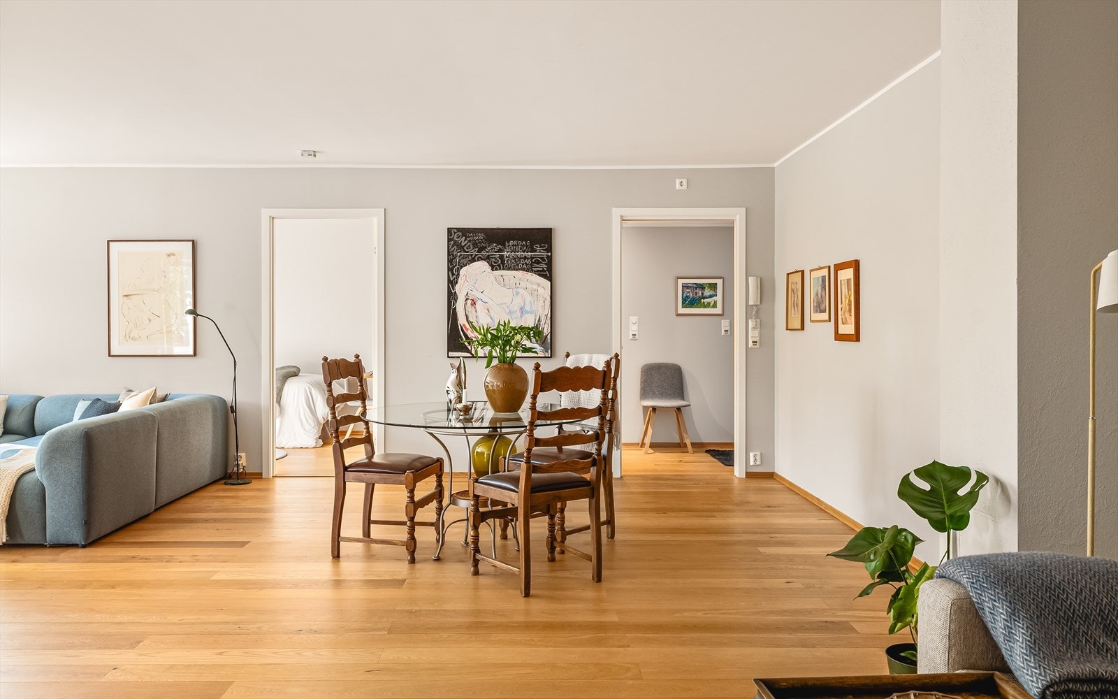 Veggene har malt strie, og mellom entré og stue er det et dørblad med glassfelt som slipper inn ekstra lys og skaper en god visuell forbindelse mellom rommene. Galleribilde