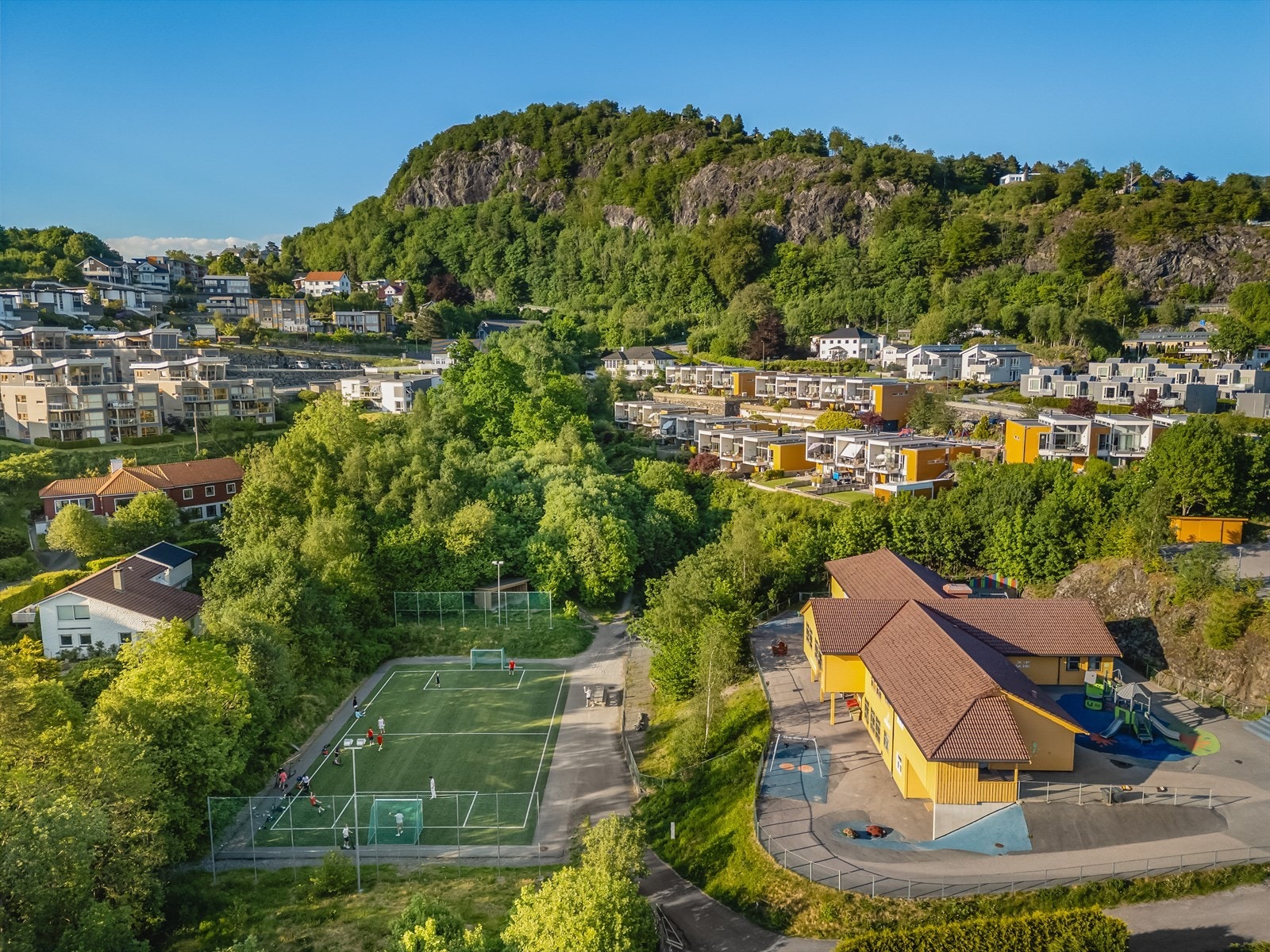 Området er lite trafikkert og byr på flotte fellesarealer, grønne friområder og gode solforhold - perfekt for både barnefamilier og voksne i alle livsfaser. Galleribilde