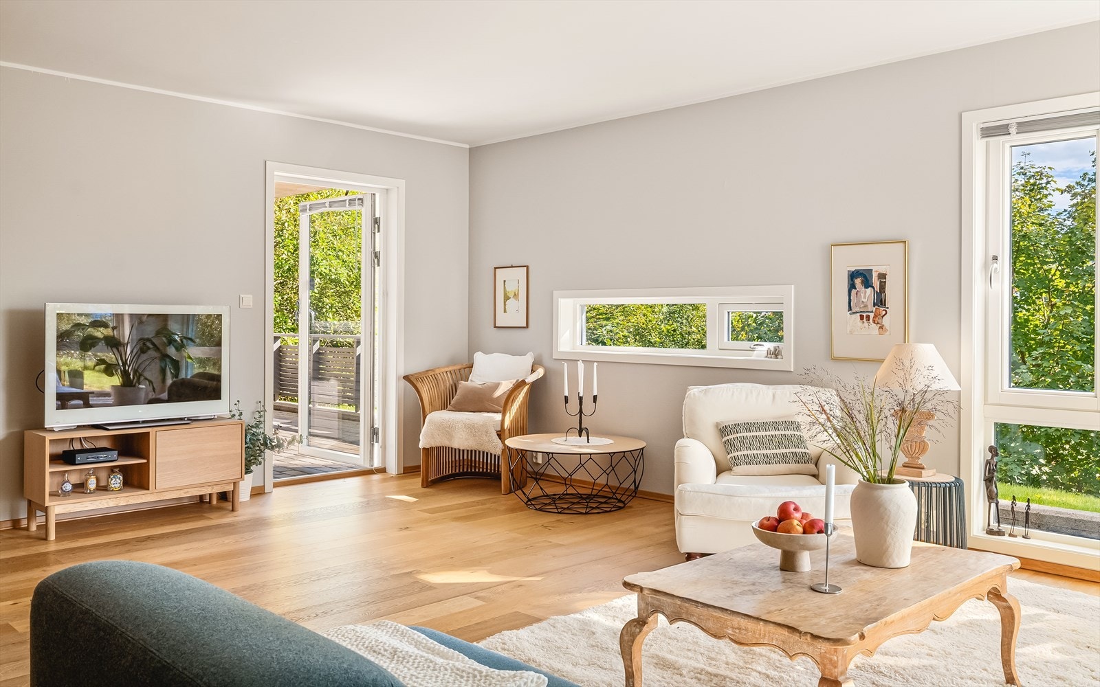 Fra stuen - og også fra hovedsoverommet - er det utgang til herlig terrasse! Galleribilde