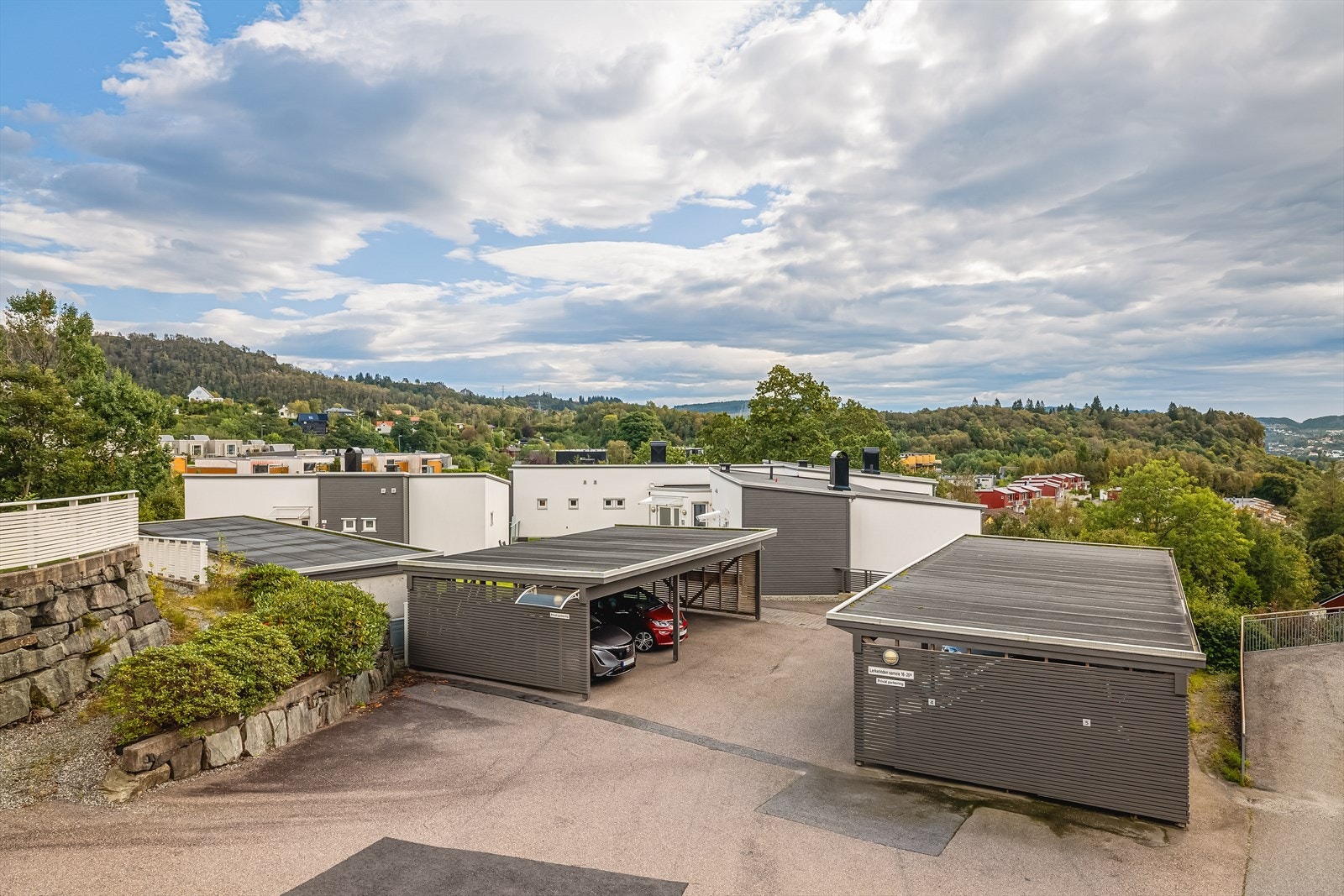 Leiligheten disponerer en praktisk utvendig bod på 5 kvm med innlagt strøm. I tillegg medfølger egen biloppstillingsplass i carport (plass nr. 3). Her er det mulighet for å installere elbillader, noe som gir både fleksibilitet og fremtidsrettet verdi. Galleribilde