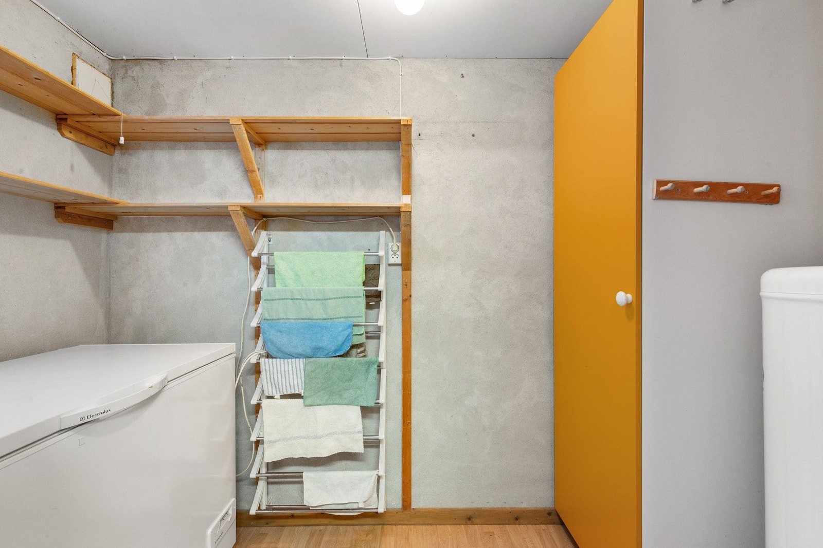 Godt med lagringsplass i kjellerbod innenfor vaskerommet. Galleribilde