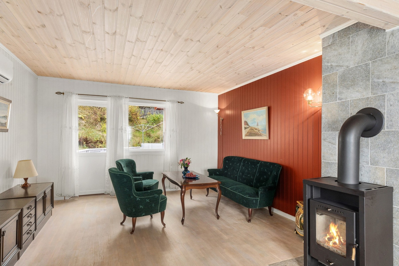 Fra stuen er det også direkte utgang til verandaen Galleribilde