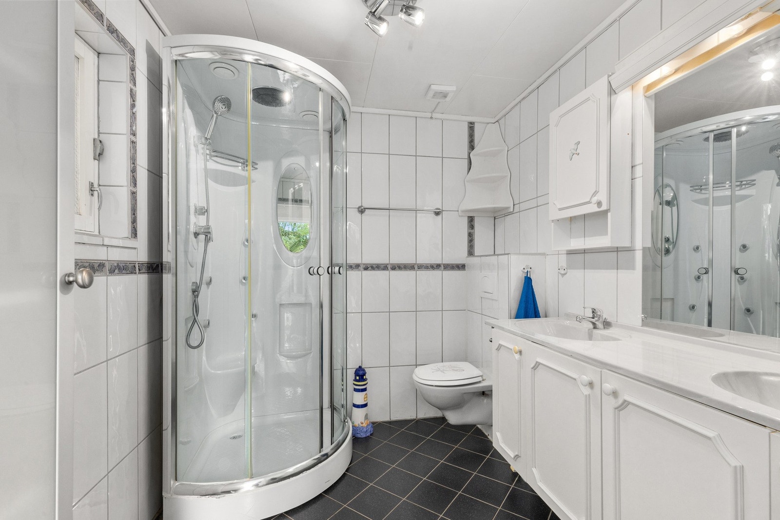 Vegghengt toalett, dusjkabinett, mekanisk avtrekk og varmekabler i gulv. Galleribilde