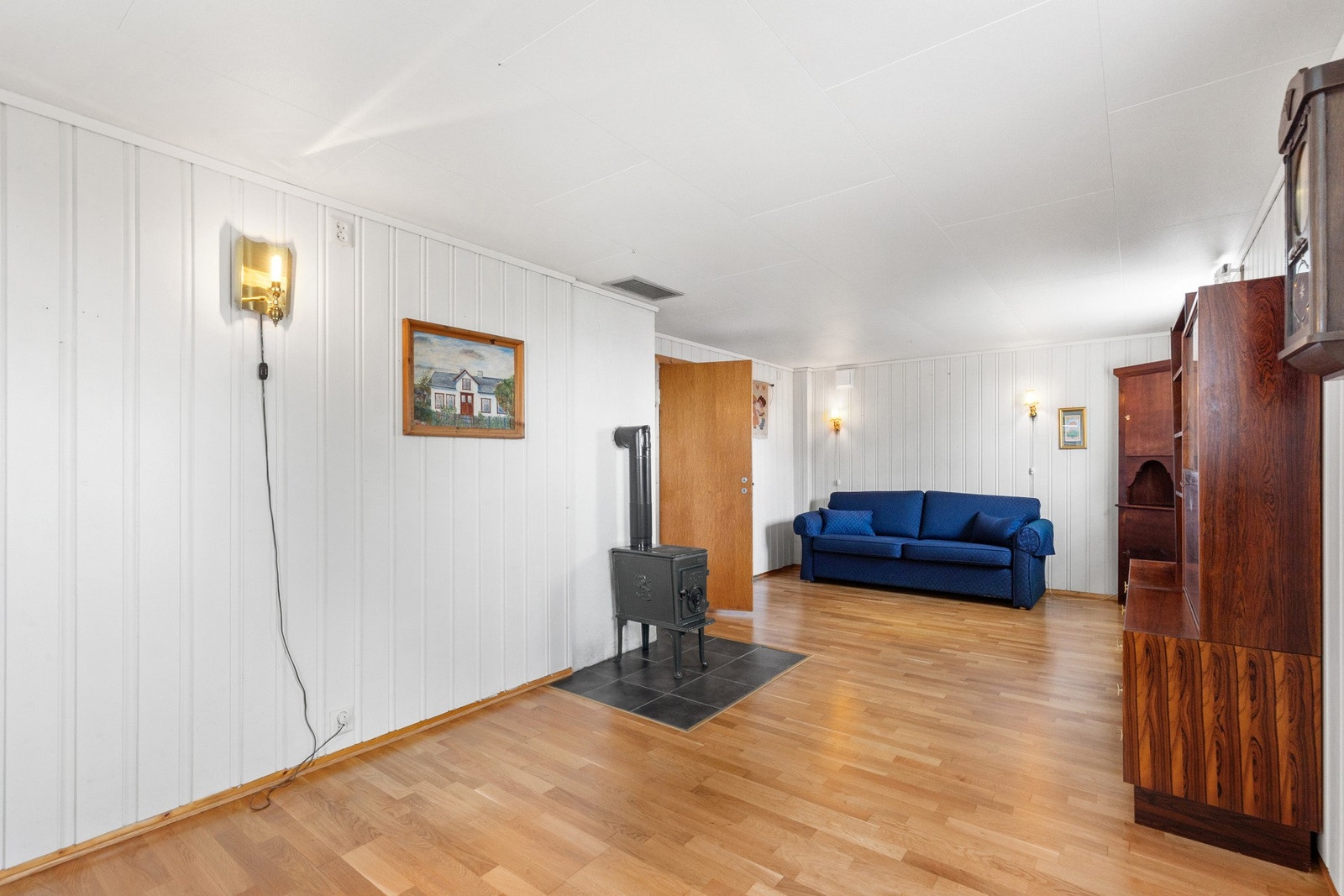 Legg merke til at luftvarme fra vedovn trekker opp og hjelper til med å holde 1.etasjen god og lun Galleribilde