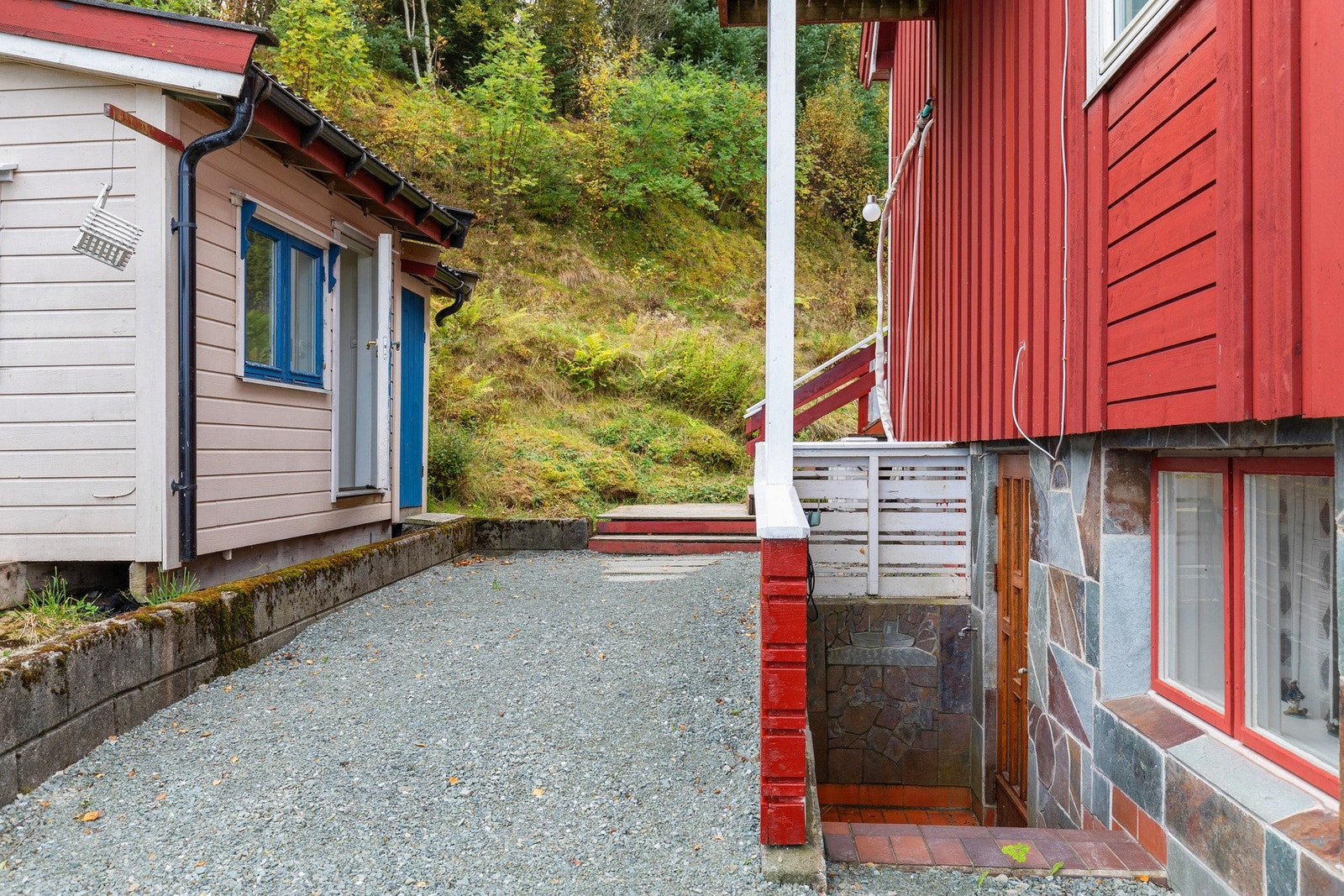 Egen inngang til kjeller med direkte adgang til vaskerommet Galleribilde