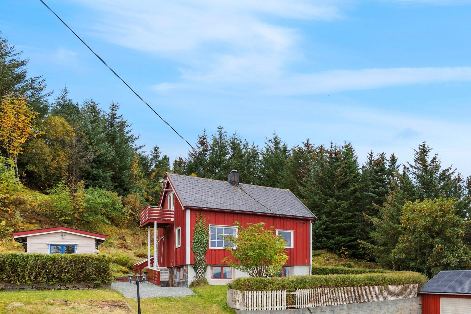 En trivelig eiendom med mange muligheter som kan brukes like godt som bolig eller feriehus Galleribilde