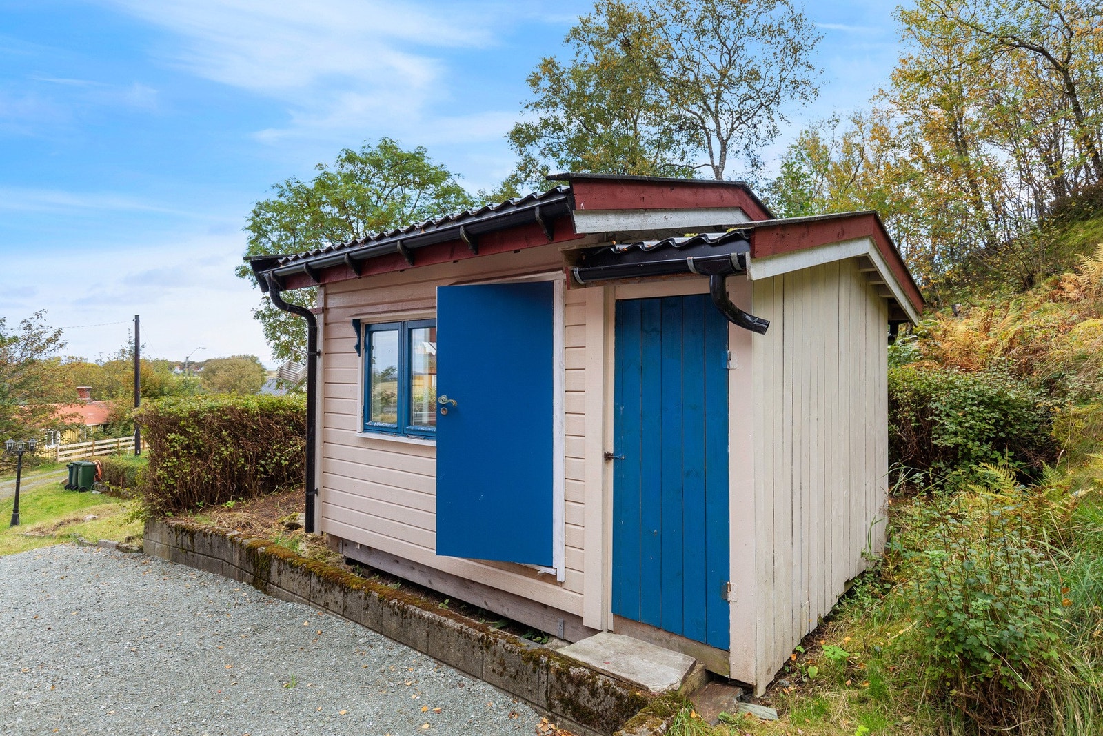 Like utenfor er det et anneks med vedbod. Galleribilde