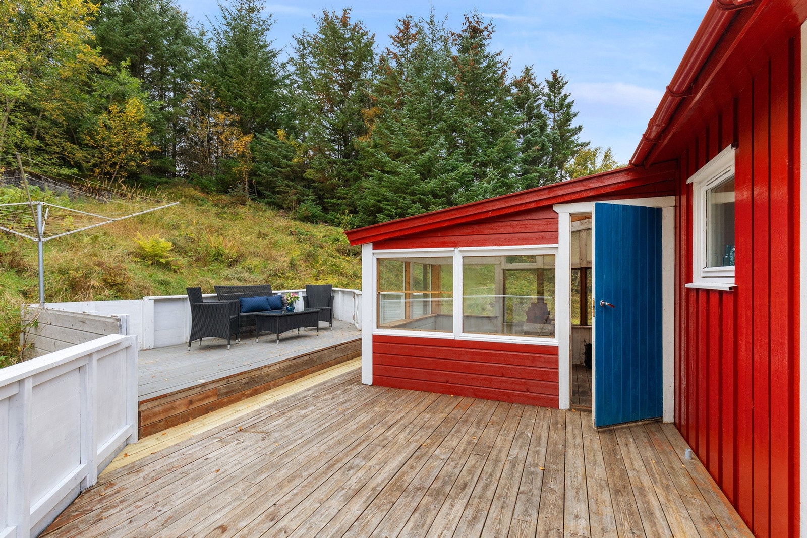 Verandaen er på 35 kvm og her er det også en 5,5 kvm vinterhage som fungerer fint som alternativt drivhus Galleribilde