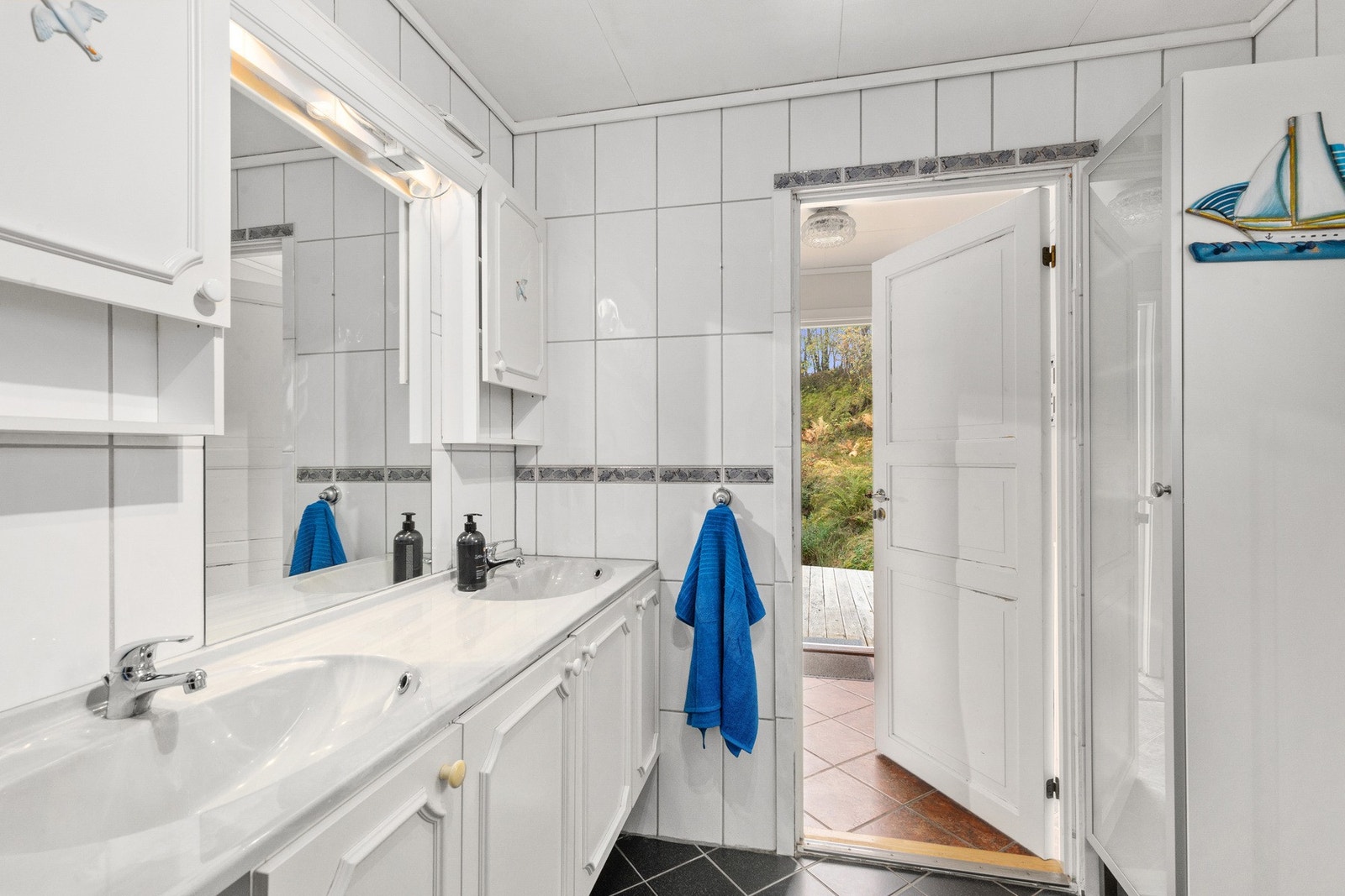 Flislagt bad trolig oppgradert rundt år 2000. Her er det dobbelt servant og god skapplass. Galleribilde