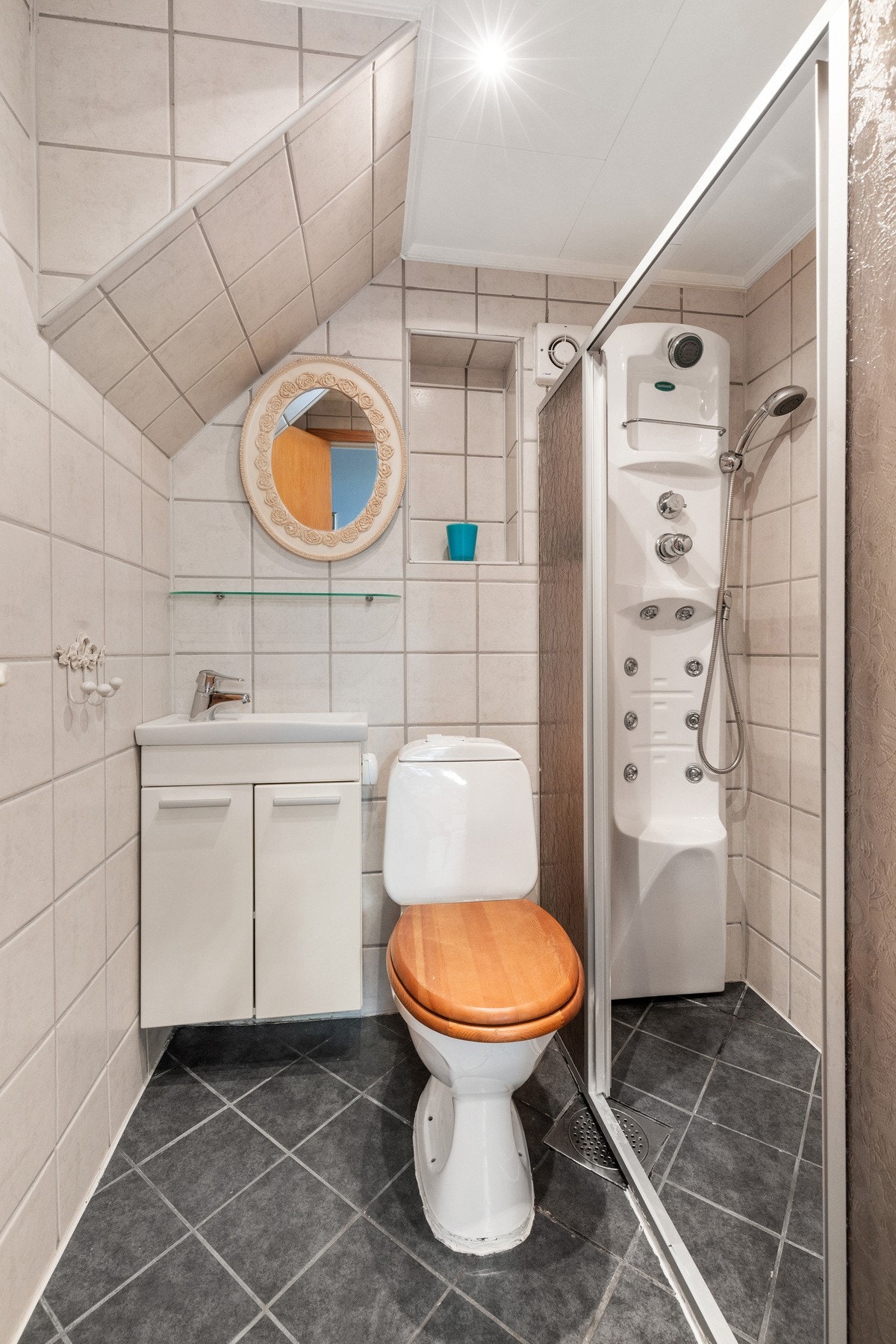 Flislagt bad i kjeller med dusj og toalett. Galleribilde