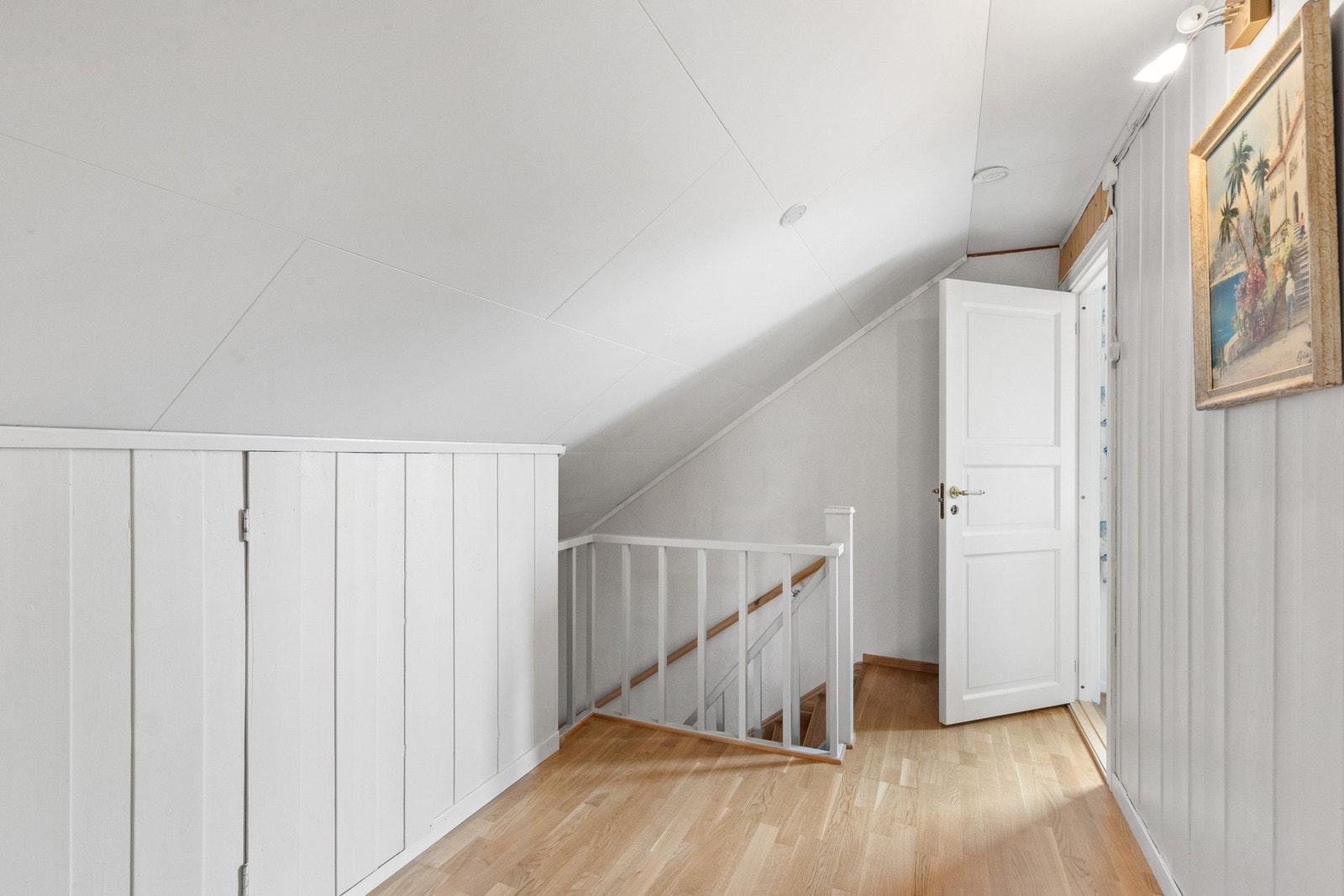 I mellomgang for soverommene er det mer lagringsplass i knekott Galleribilde