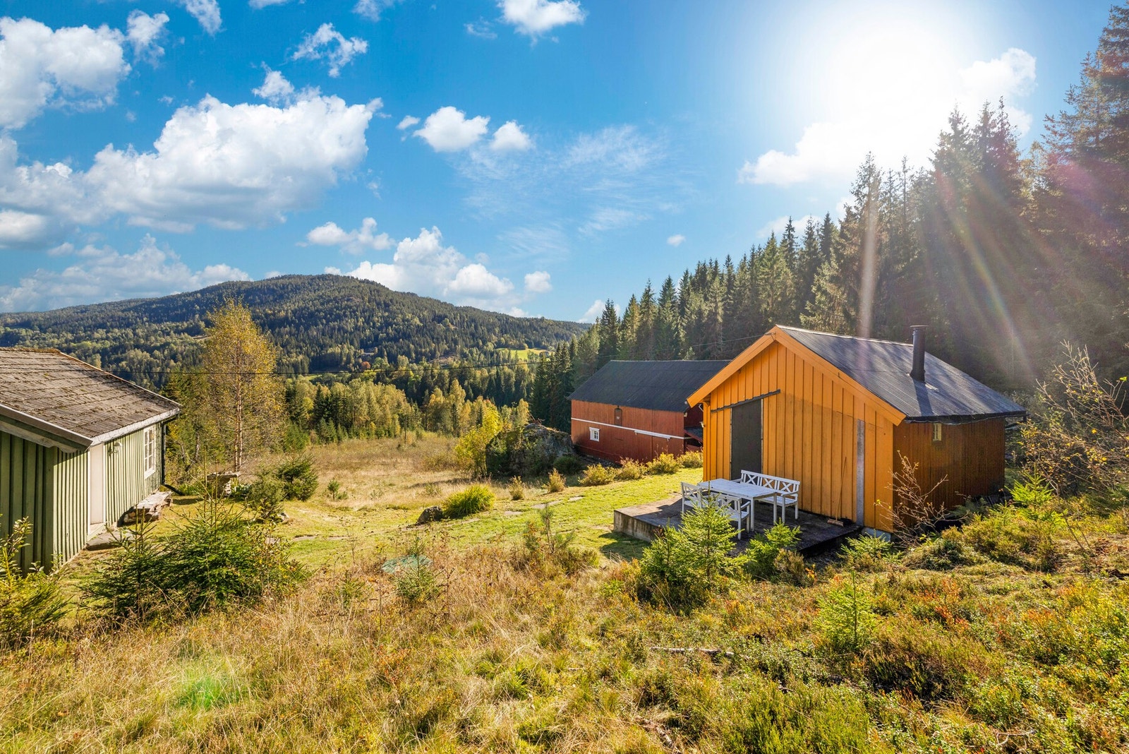 Koselig, eldre småbruk med våningshus, stue, brønnhus og låve. Galleribilde