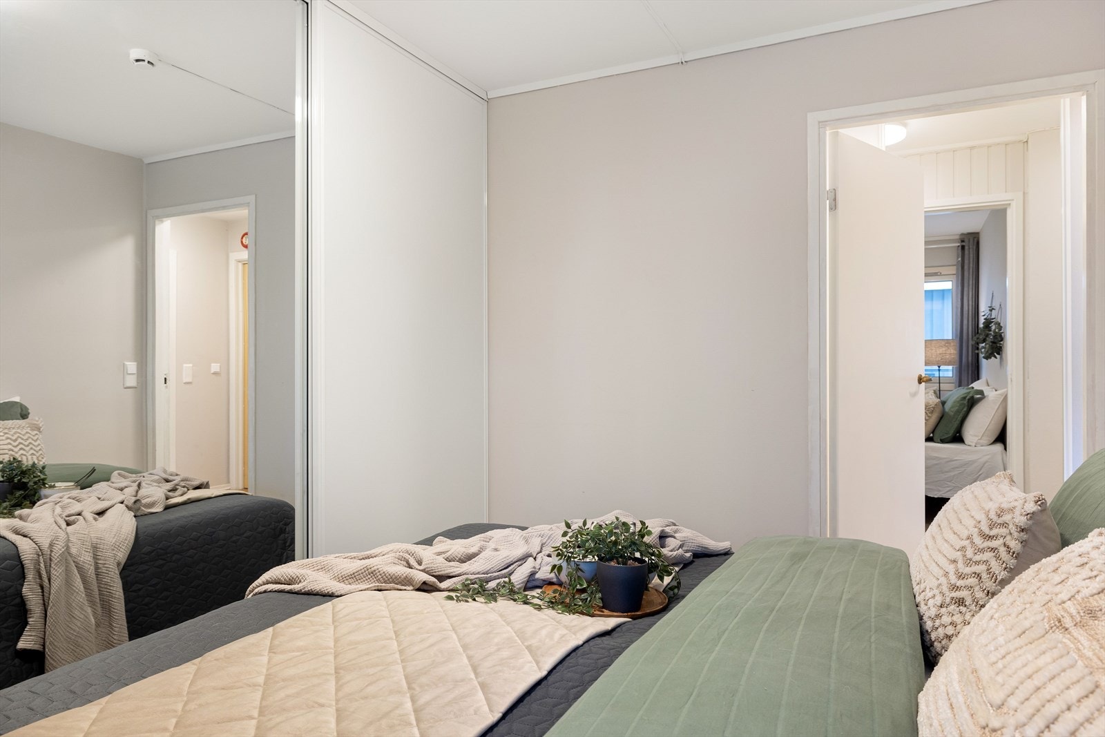 Her har du plass til en bred dobbeltseng. I tillegg har du en skyvedørsgarderobe som strekker seg langs hele veggen. Galleribilde