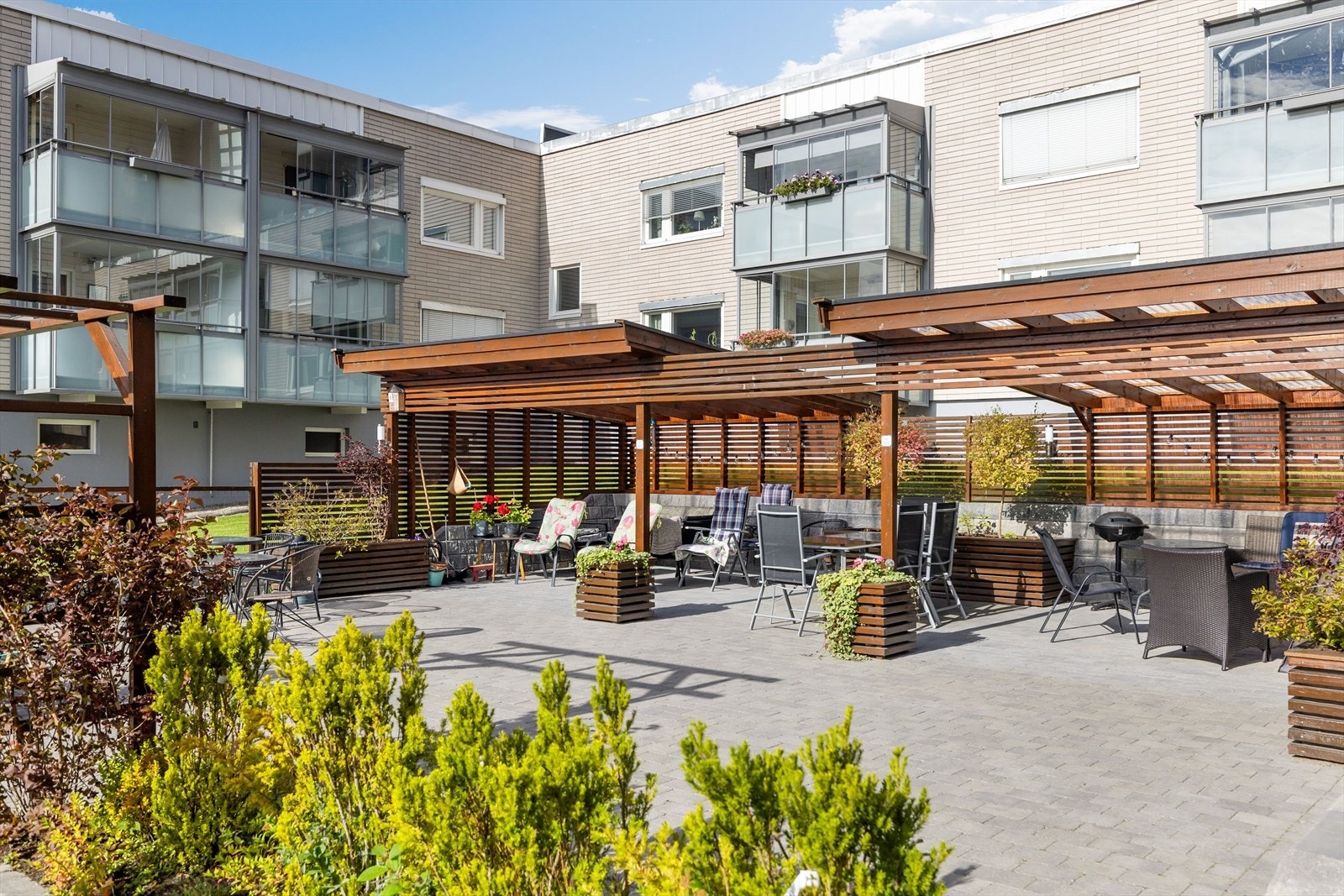 Ønsker du å nyte sola sammen med venner eller naboer, har borettslaget lagd til et flott område for det i bakgården. Galleribilde