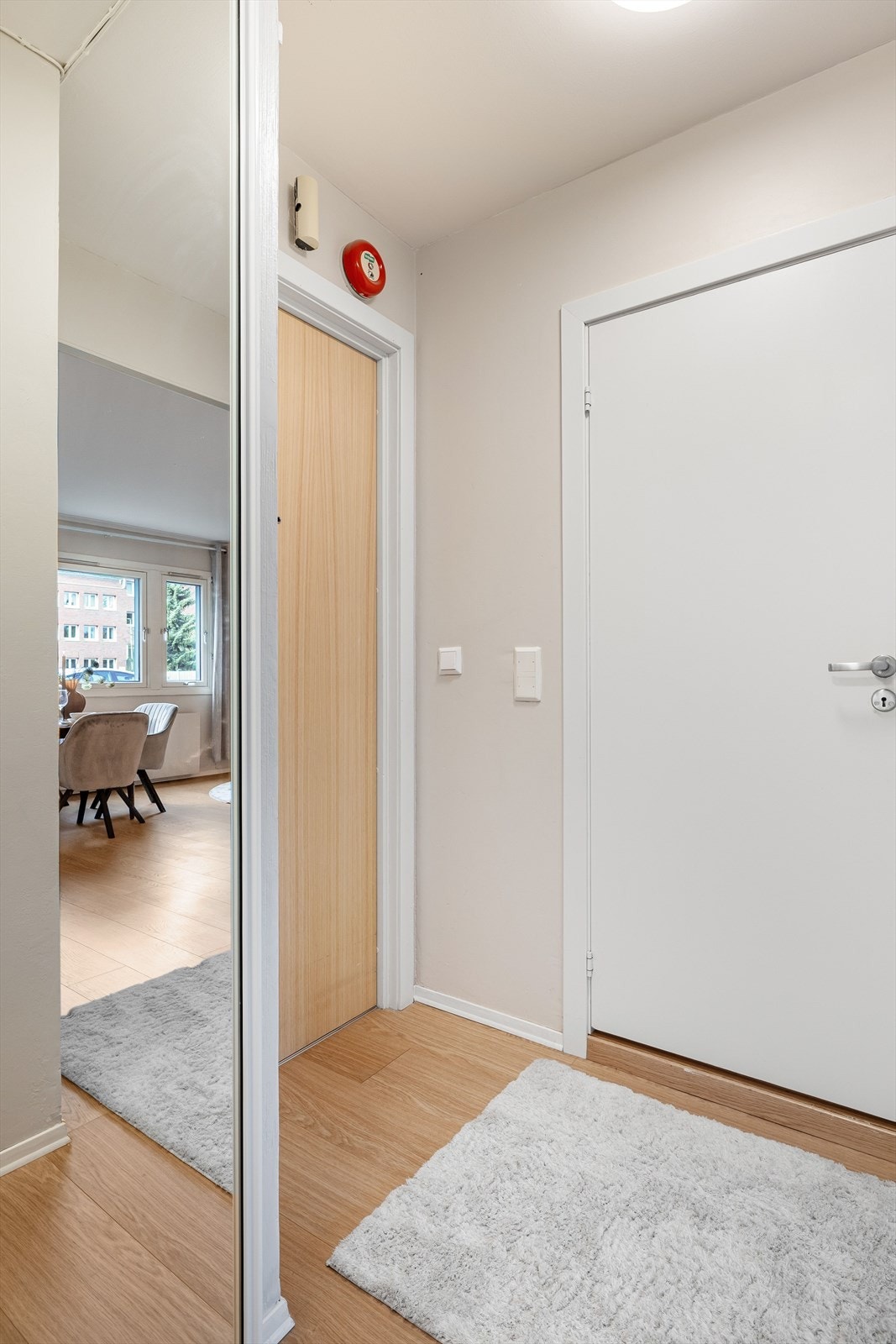 I entréen er det godt med skapplass. Galleribilde