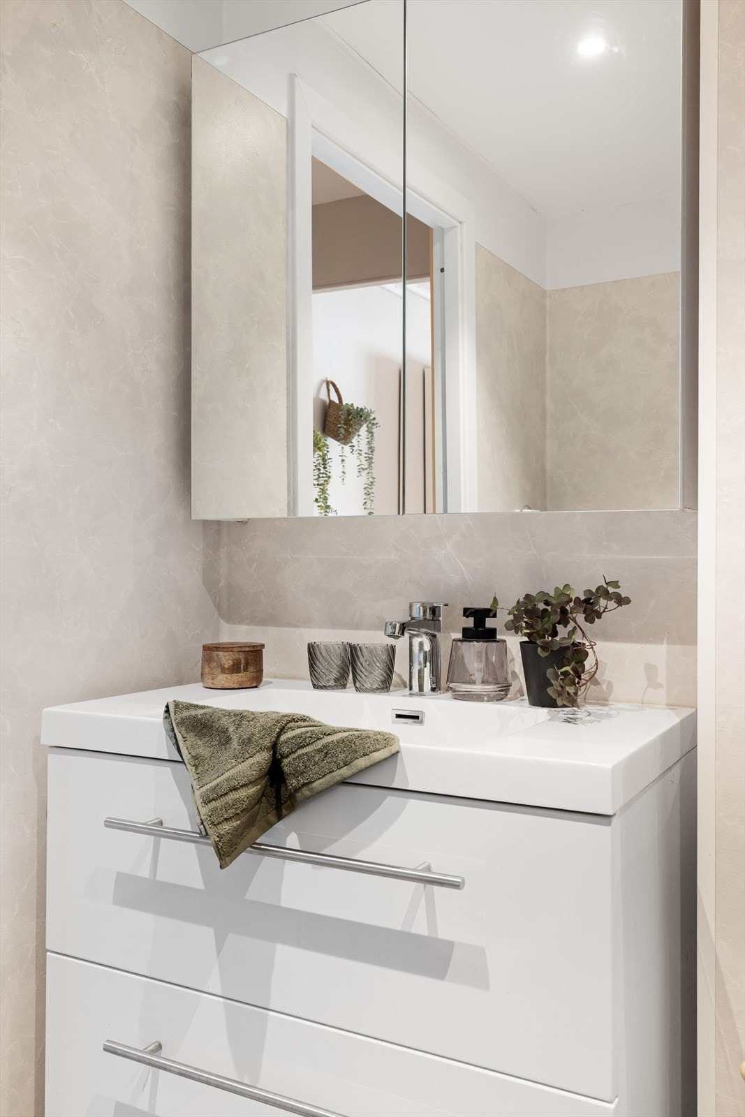 Lagring bak speil og under vask. Galleribilde