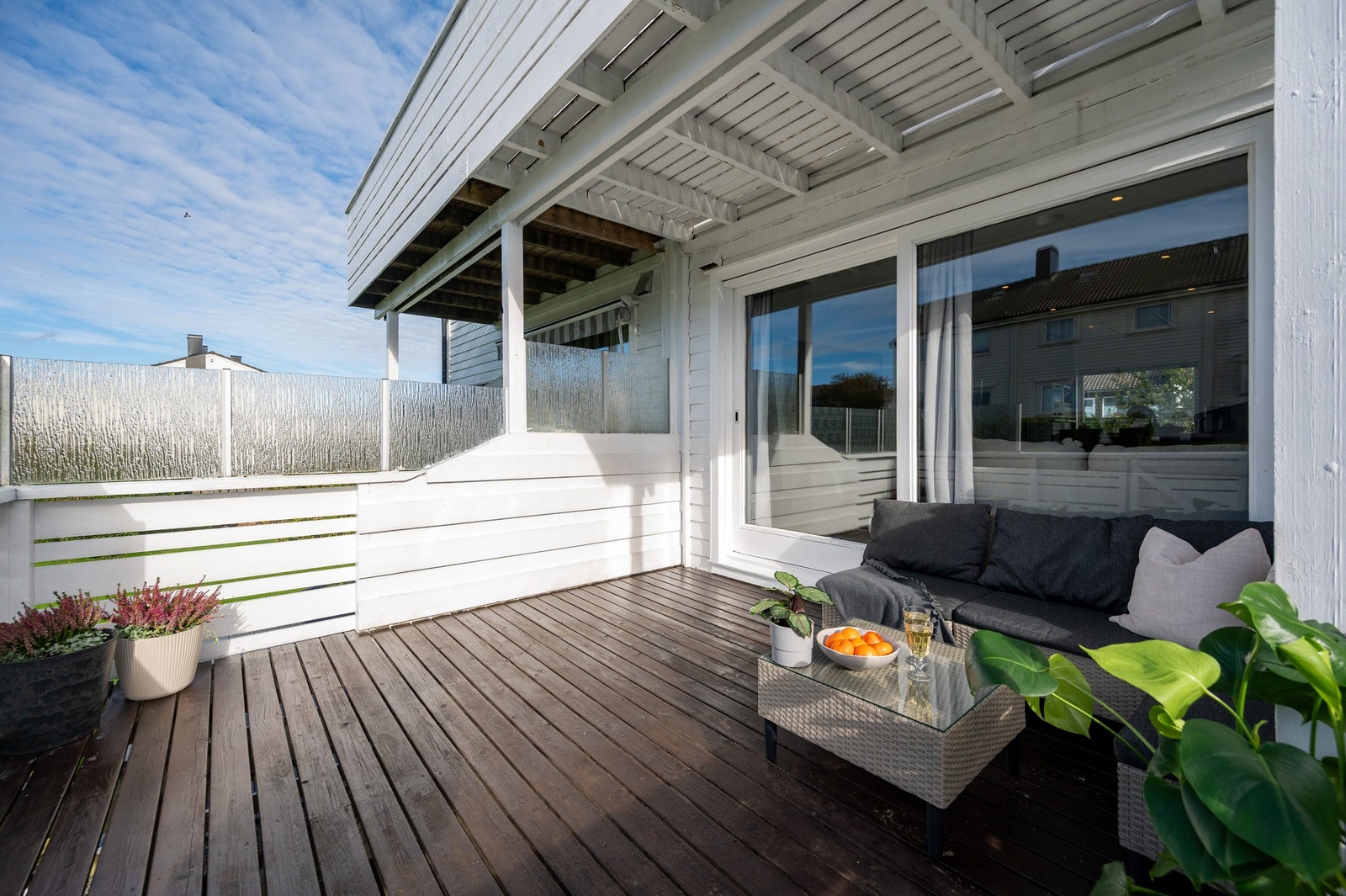 Skjermet terrasse med overbygg som gir ly for både sol og regn, et behagelig uteområde store deler av året. Galleribilde