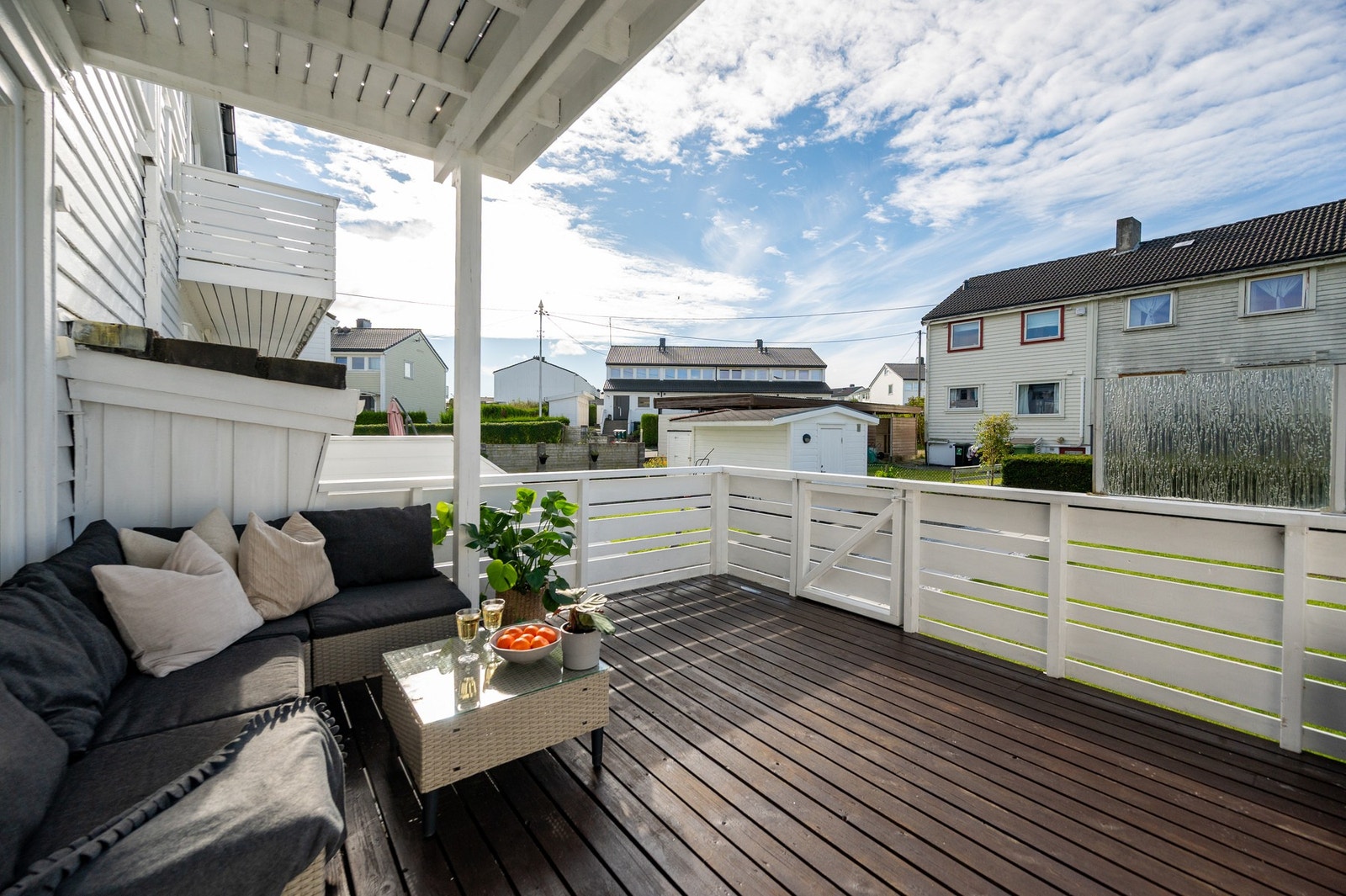 Skjermet terrasse med gode solforhold og plass til både avslapning og hyggelige sammenkomster. Galleribilde