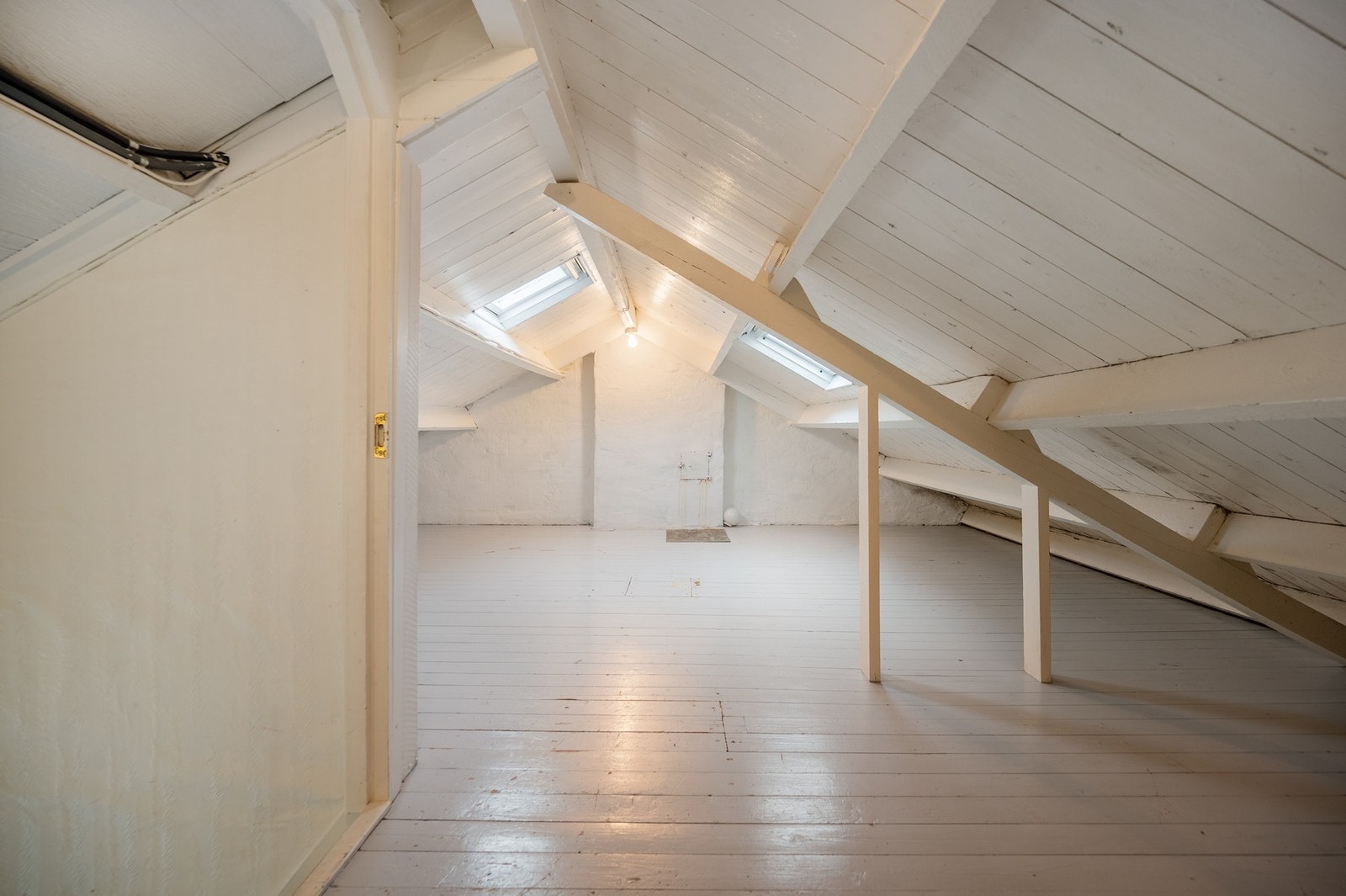 Lyst og sjarmerende loftsrom med synlige bjelker og gode lagringsmuligheter. Galleribilde