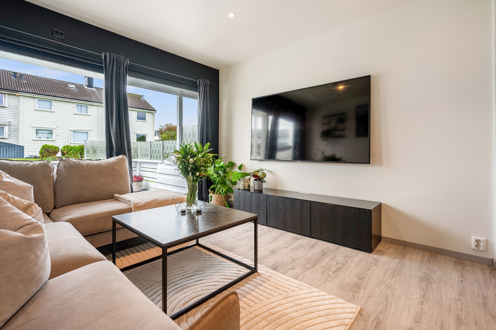 De store vindusflatene slipper inn rikelig med dagslys og skaper en behagelig følelse. Galleribilde