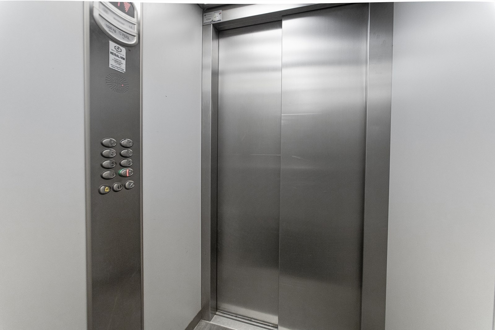 Heisadkomst fra leilighetsplan til inngangsplan og til kjeller med bod. Galleribilde