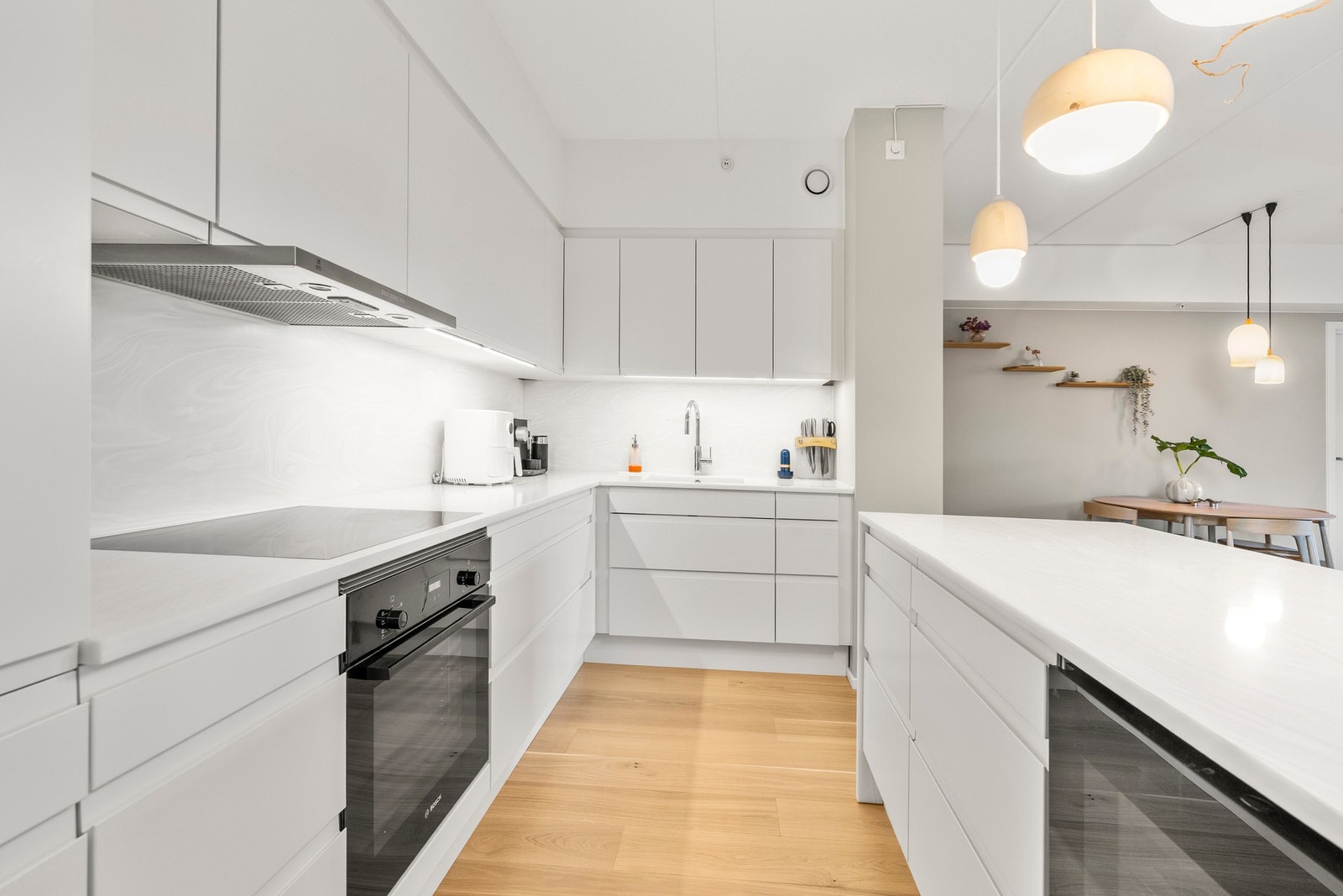 En praktisk kjøkkenøy gir ekstra arbeidsplass og gode oppbevaringsmuligheter. Galleribilde