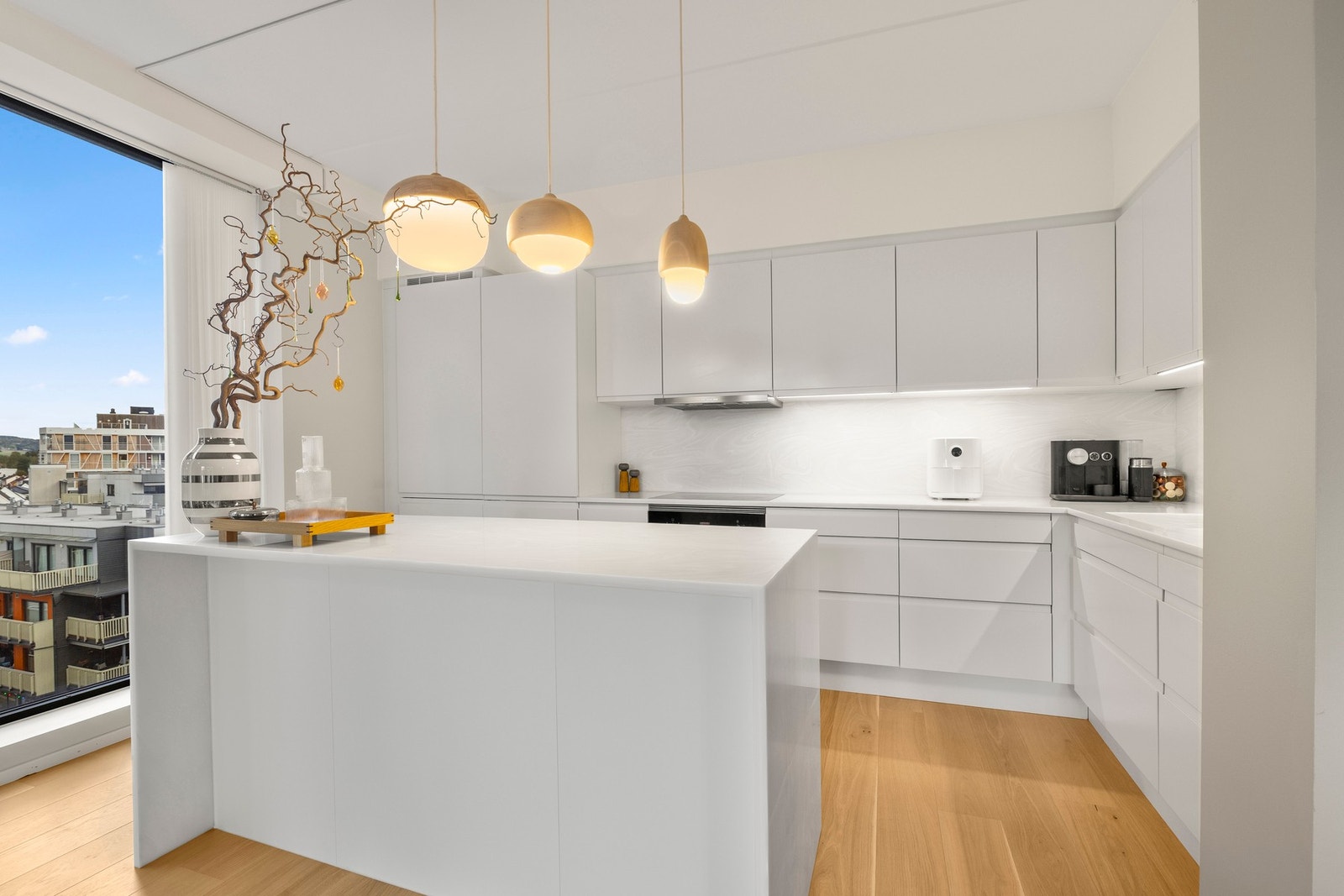 Innredningen består av glatte, lyse fronter og benkeplate i stein. Galleribilde