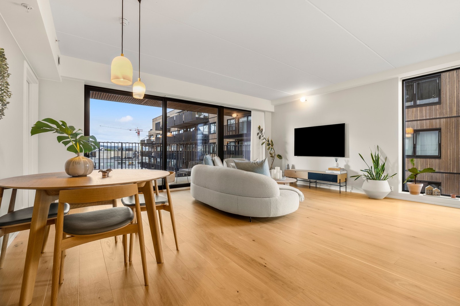 Her er det god plass til både sofagruppe med tilhørende møbler og et hyggelig spisebord. Galleribilde