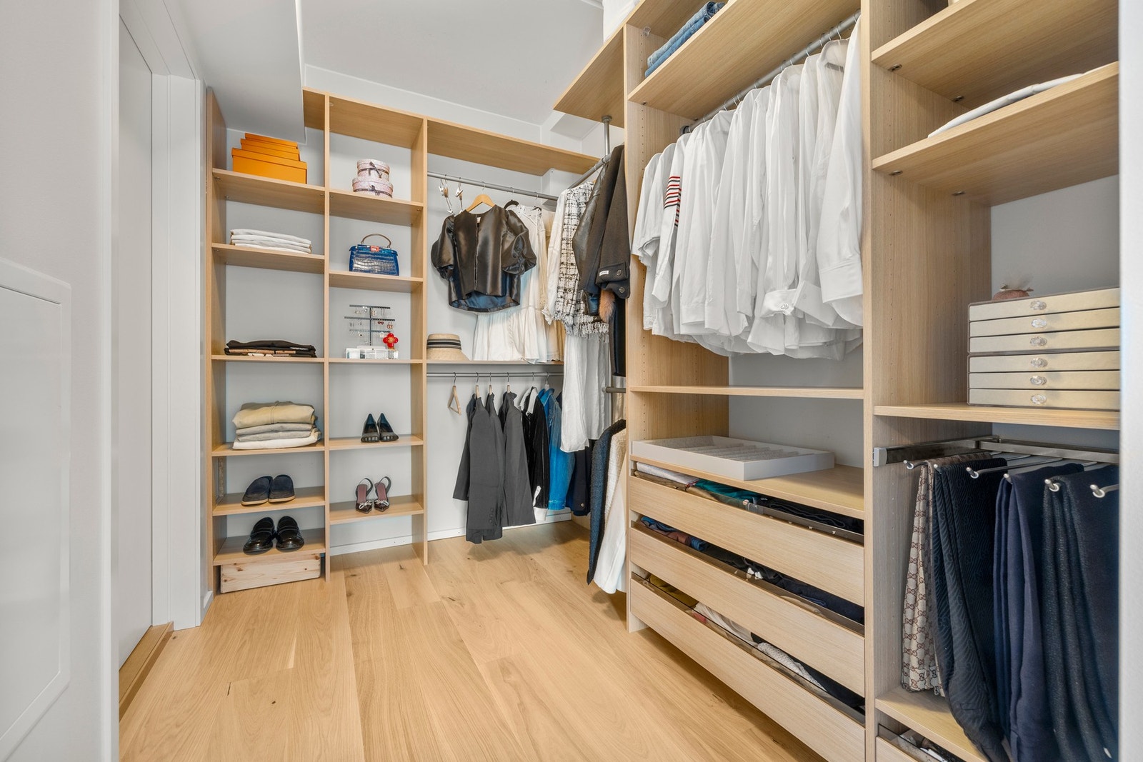 Hovedsoverommet har god plass til dobbeltseng, nattbord og kommode, og har i tillegg tilgang til en romslig walk-in-garderobe. Galleribilde