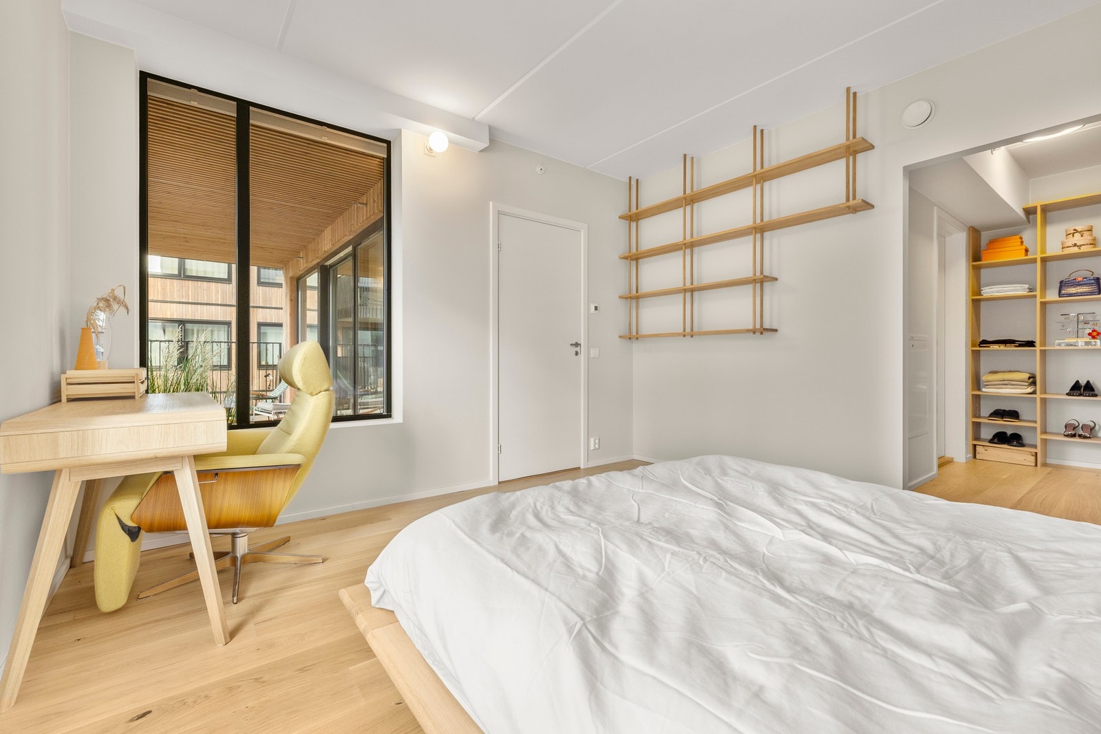 I tillegg til walk-in-garderobe byr hovedsoverommet på et eget bad. Galleribilde