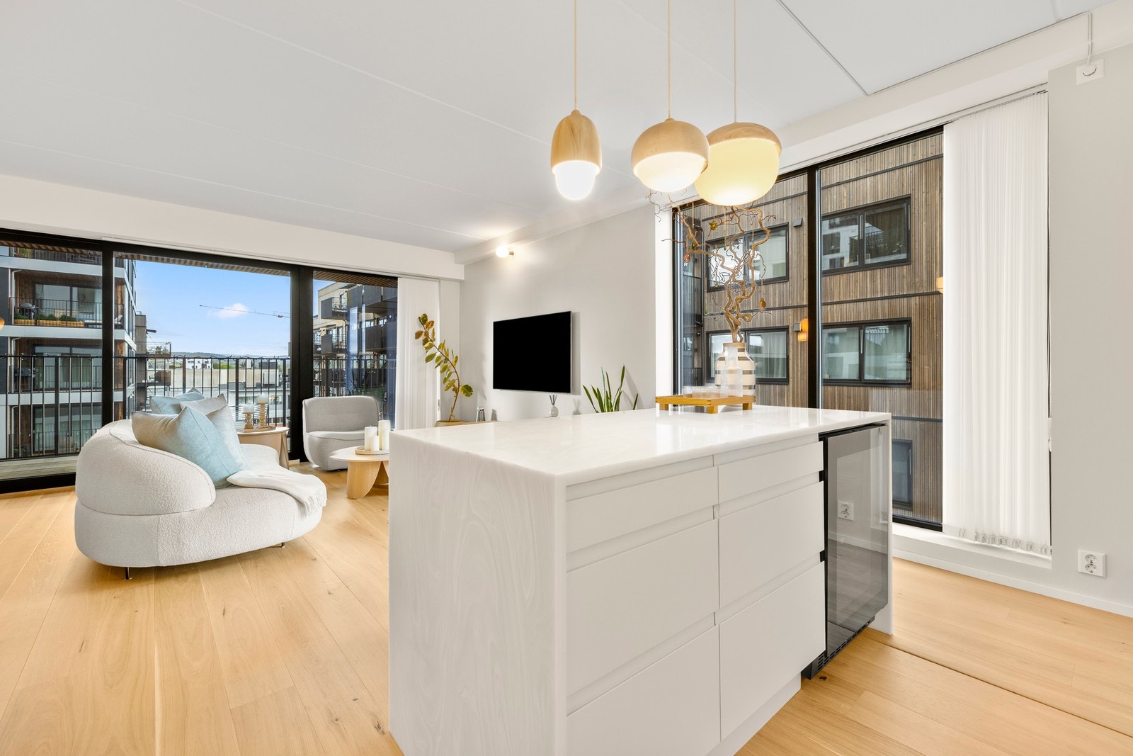 Gulvet er belagt med parkett, noe som er gjennomgående for hele leiligheten utenom badene. Galleribilde