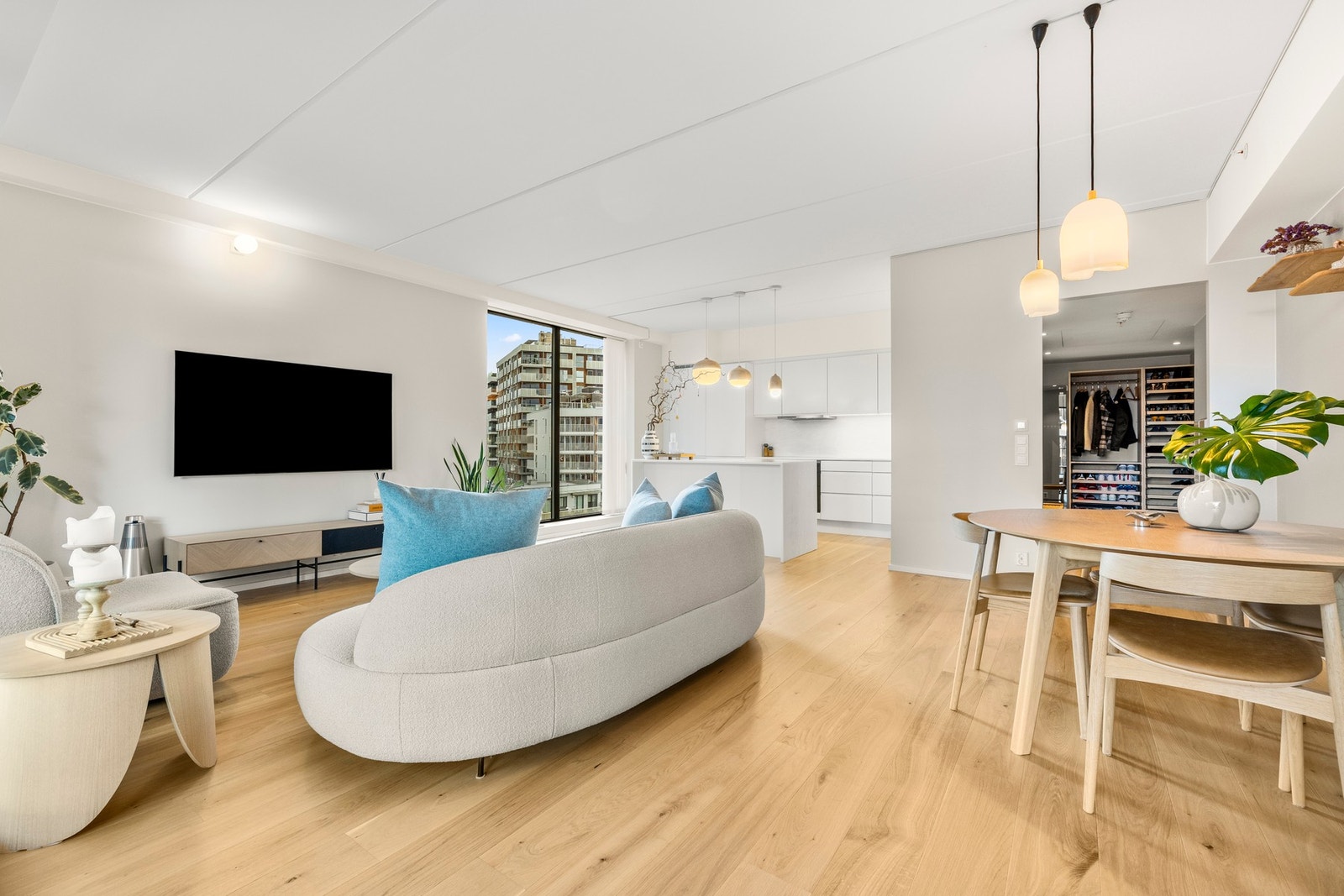 I åpen løsning mot stuen finner du et moderne og stilrent kjøkken fra HTH. Galleribilde