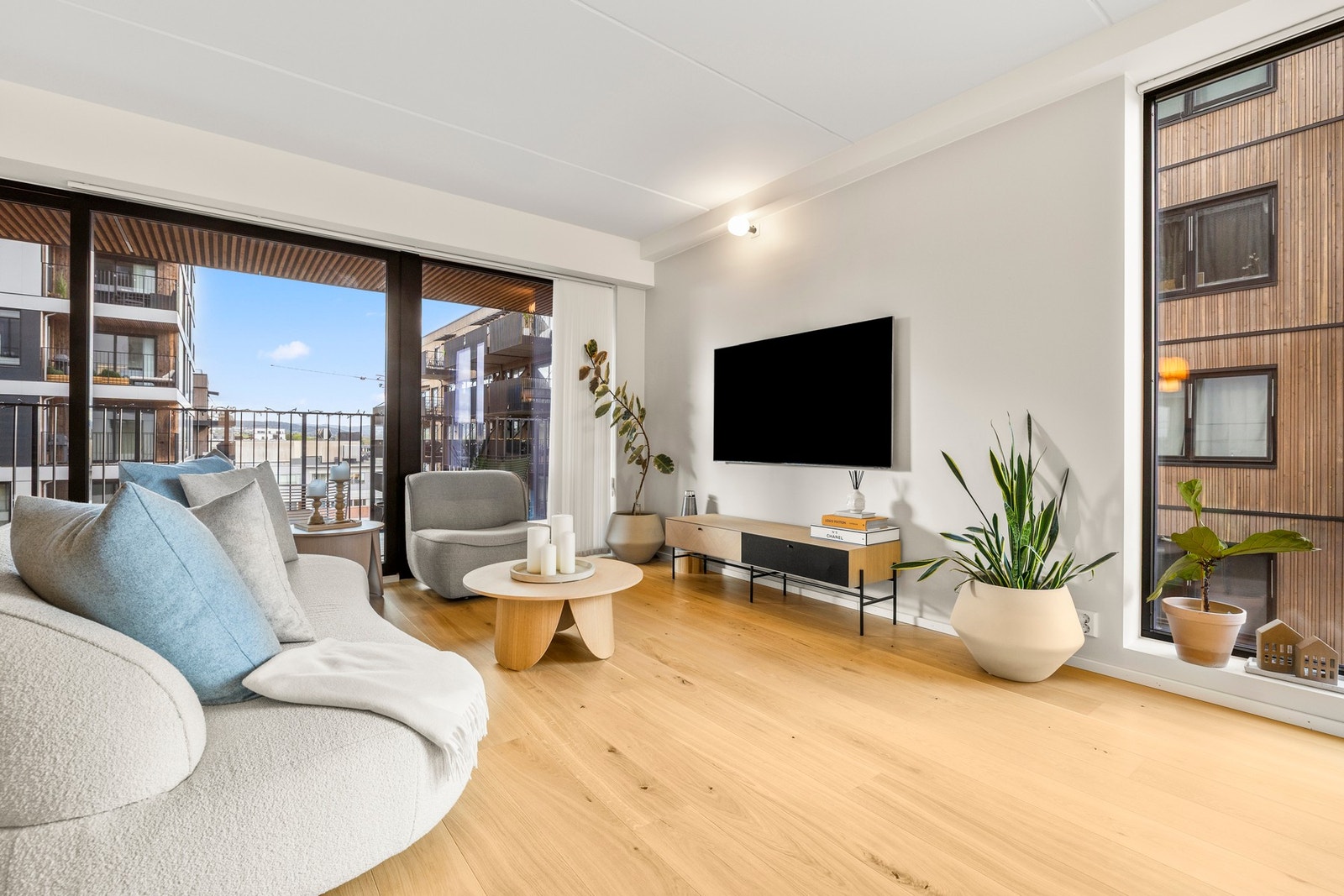 Her får du blant annet en romslig balkong på ca. 12,4 kvm, et flott HTH-kjøkken i åpen løsning, samt et hovedsoverom med både walk-in-garderobe og eget bad - en perfekt kombinasjon av komfort og funksjonalitet. Galleribilde