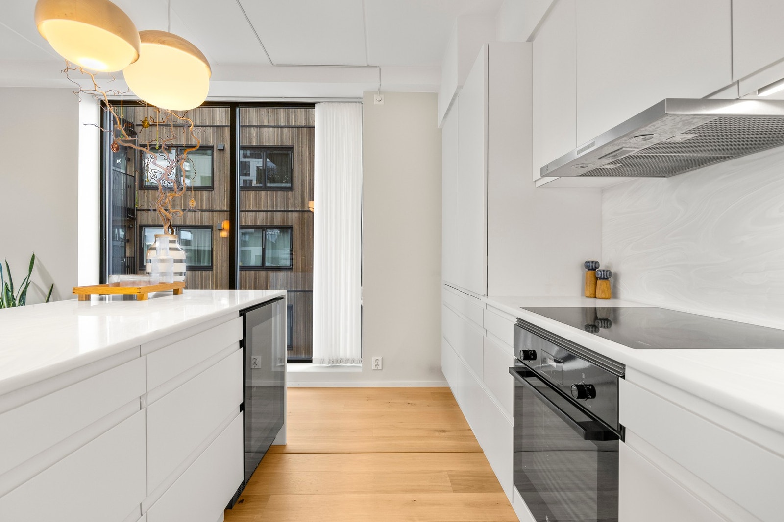 Kjøkkenet er utstyrt med integrerte hvitevarer, inkludert platetopp, stekeovn, oppvaskmaskin og kombiskap. Galleribilde