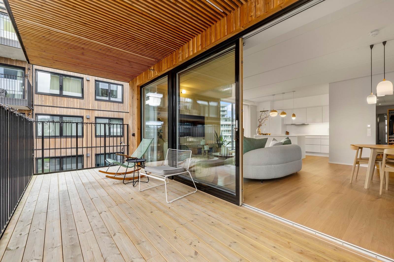 Fra stuen har du utgang til en solrik nordvestvendt balkong på ca. 12,4 kvm. Balkongen har god plass til møblering i flere soner, og fungerer som en forlengelse av stuen gjennom store deler av året. Galleribilde