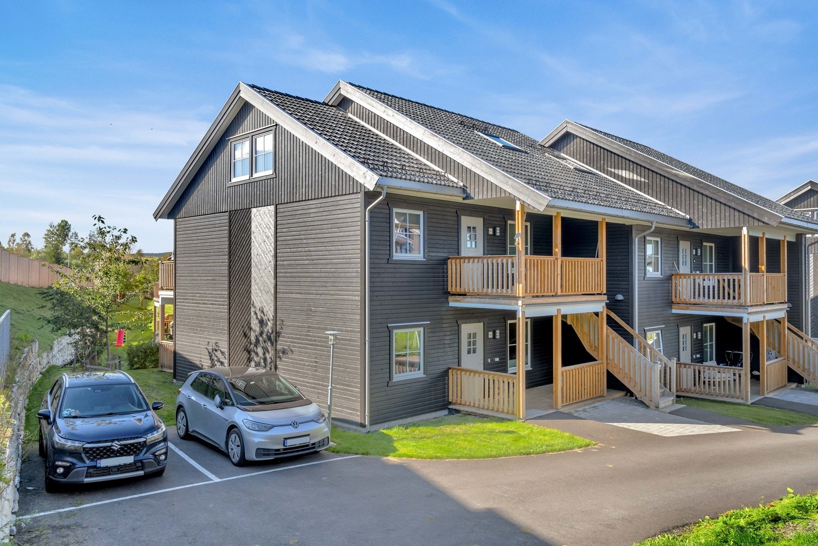 Med terrasse på både boligens fremside og bakside Galleribilde